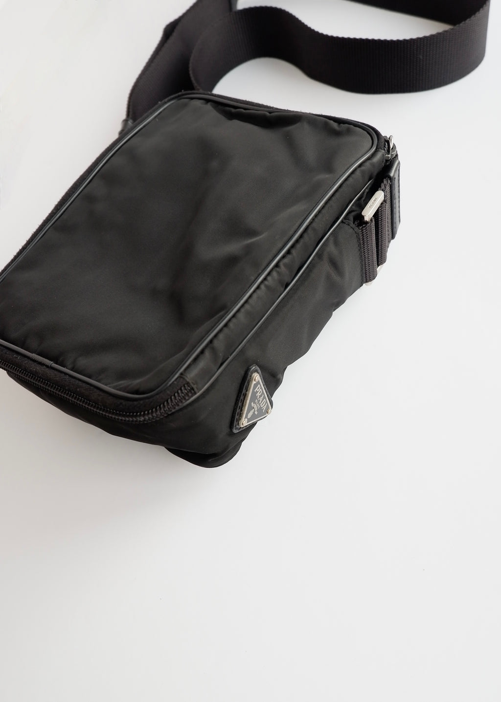 Sac bandoulière Prada en nylon noir authentique d'occasion