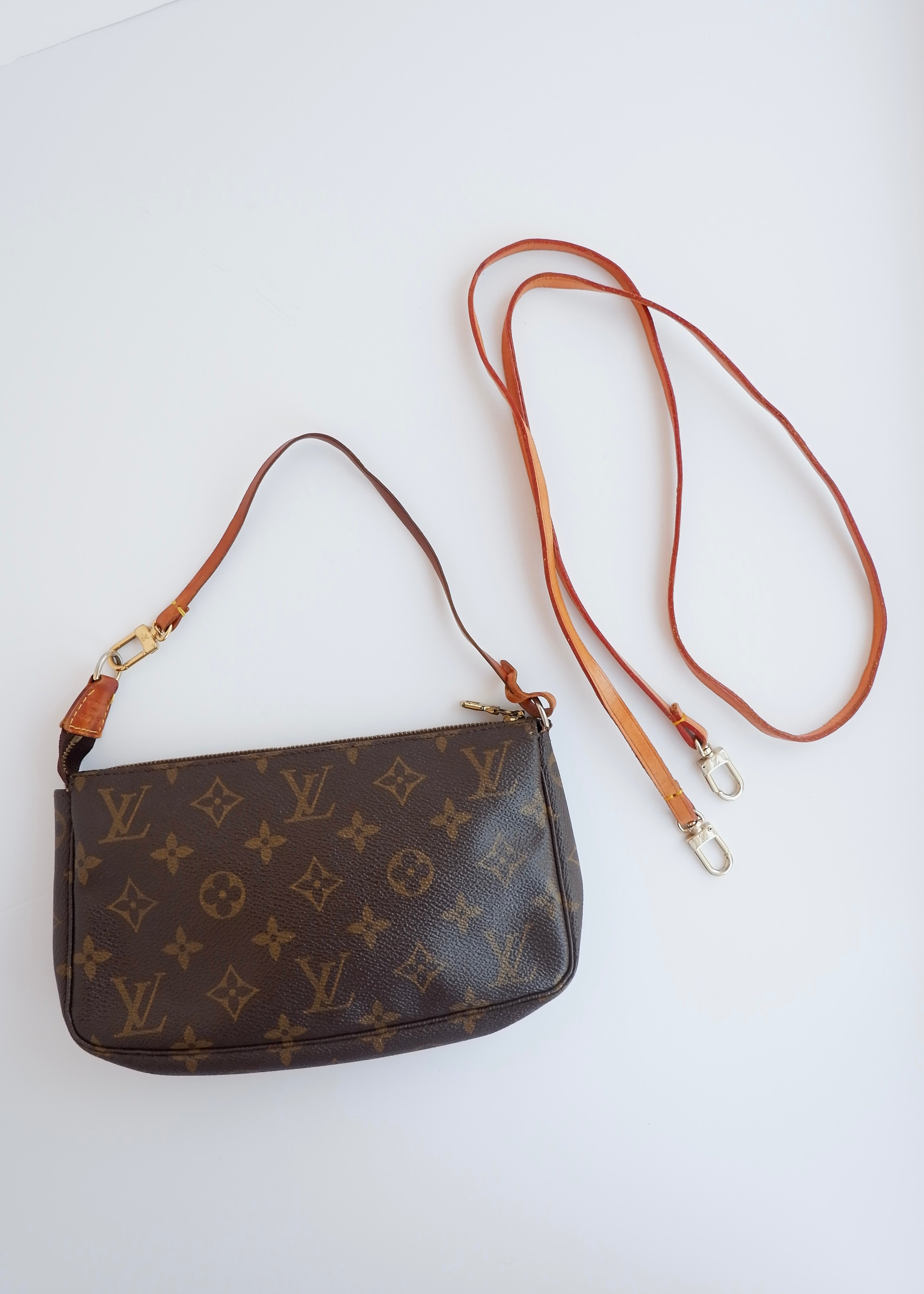 Authentique sac Louis Vuitton Pochette Accessoires monogrammé d'occasion (avec bandoulière)