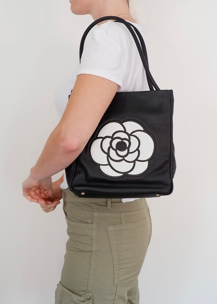 Preowned Chanel Black Leather Camellia Logo Tote Shoulder Bag