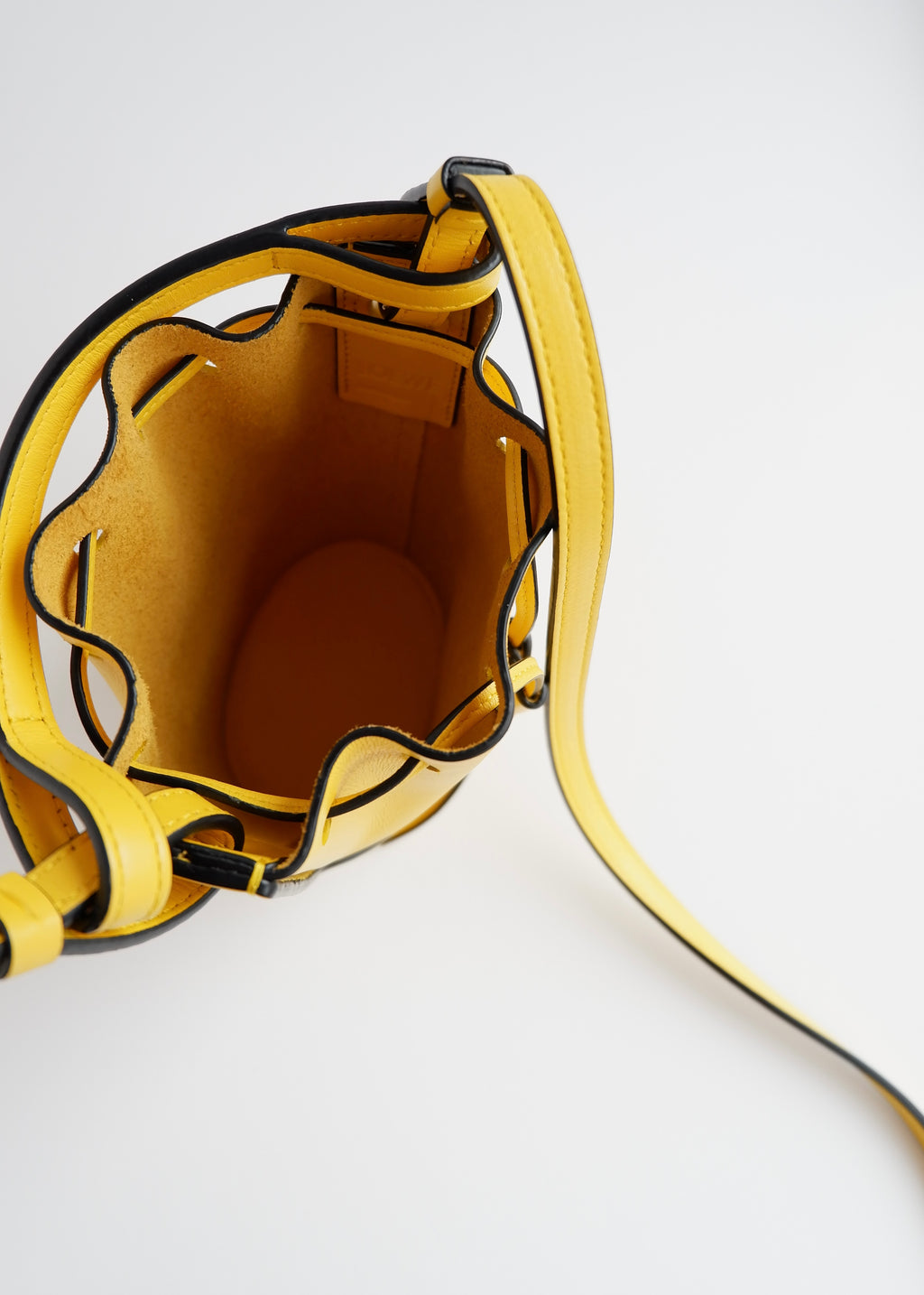 Authentique sac Loewe Balloon Nano en cuir jaune d'occasion