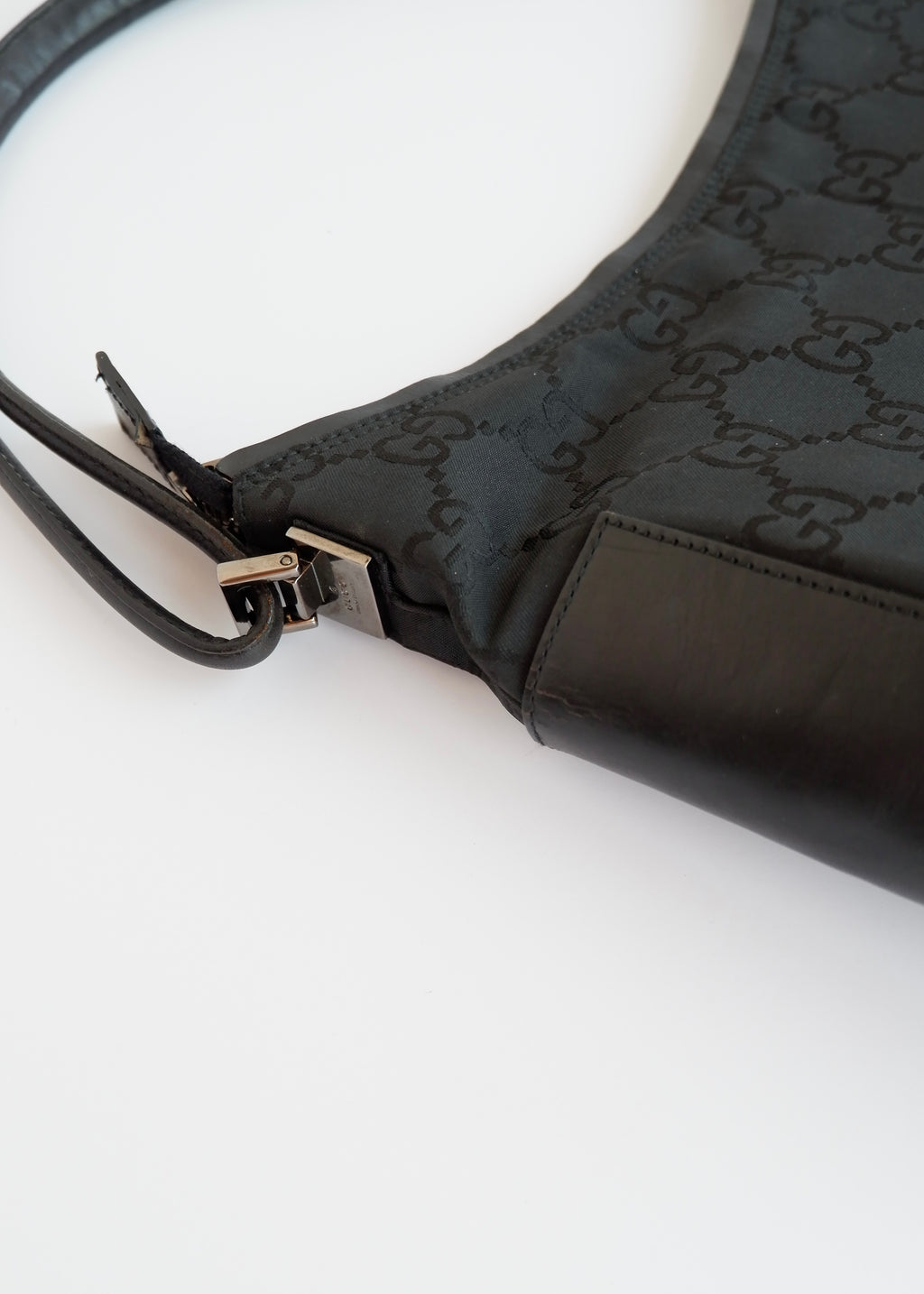 Sac bandoulière Gucci authentique d'occasion en toile/cuir noir imprimé GG