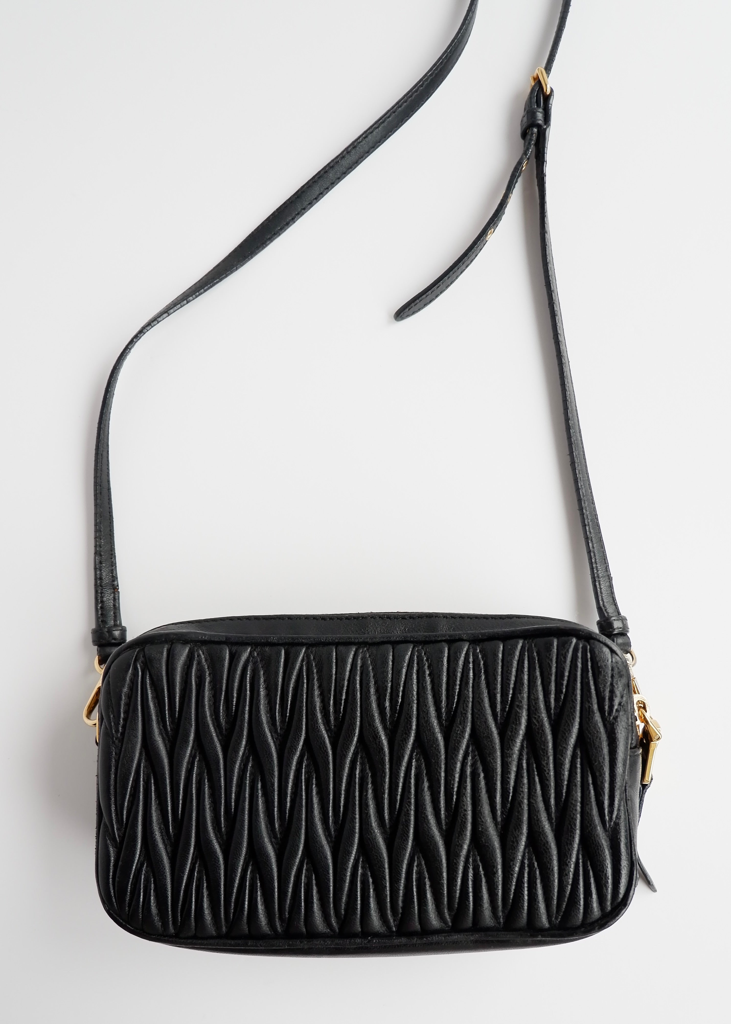 Sac bandoulière Miu Miu en cuir noir authentique d'occasion