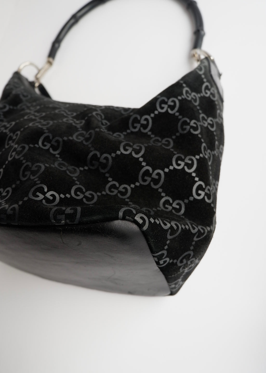 Sac à bandoulière Gucci en daim noir avec poignée en bambou, authentique et d'occasion