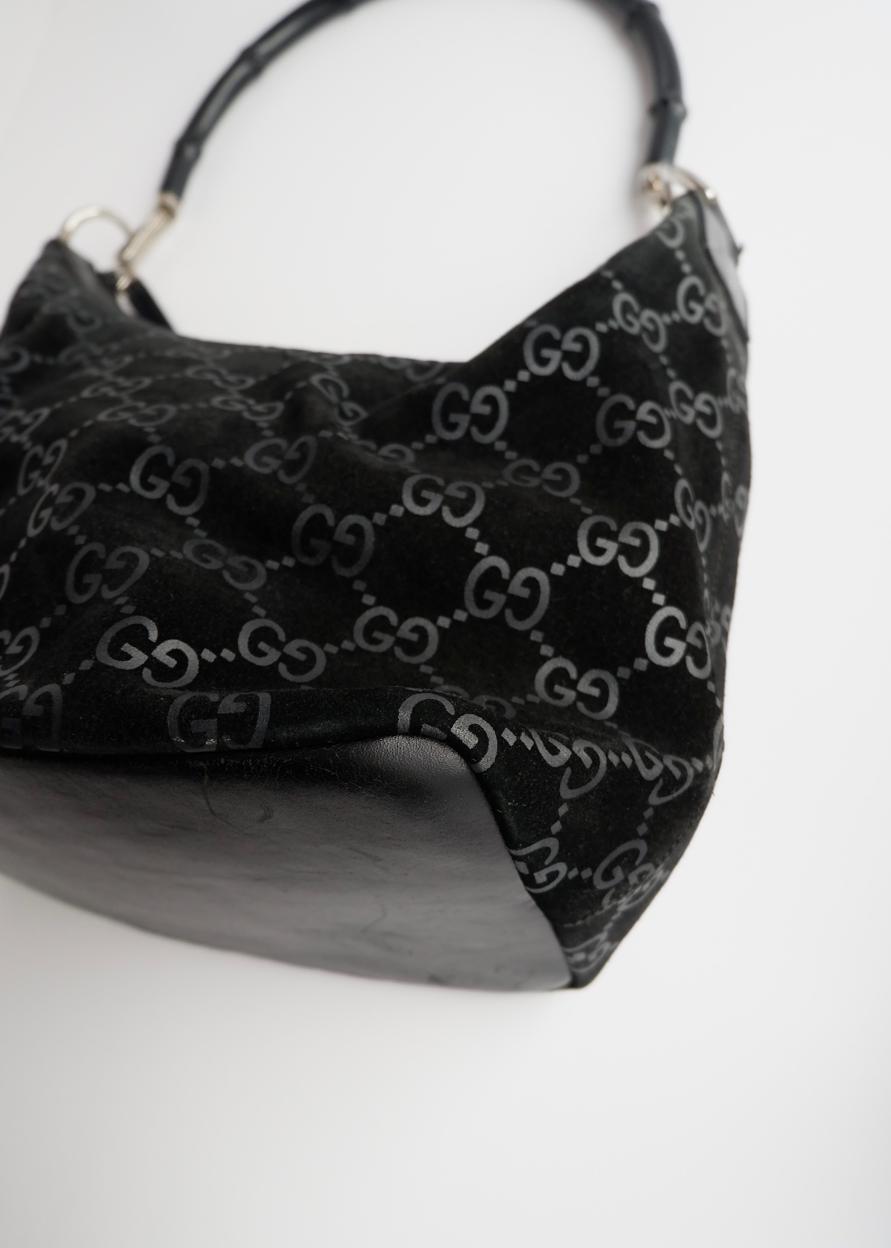 Sac à bandoulière Gucci en daim noir avec poignée en bambou, authentique et d'occasion