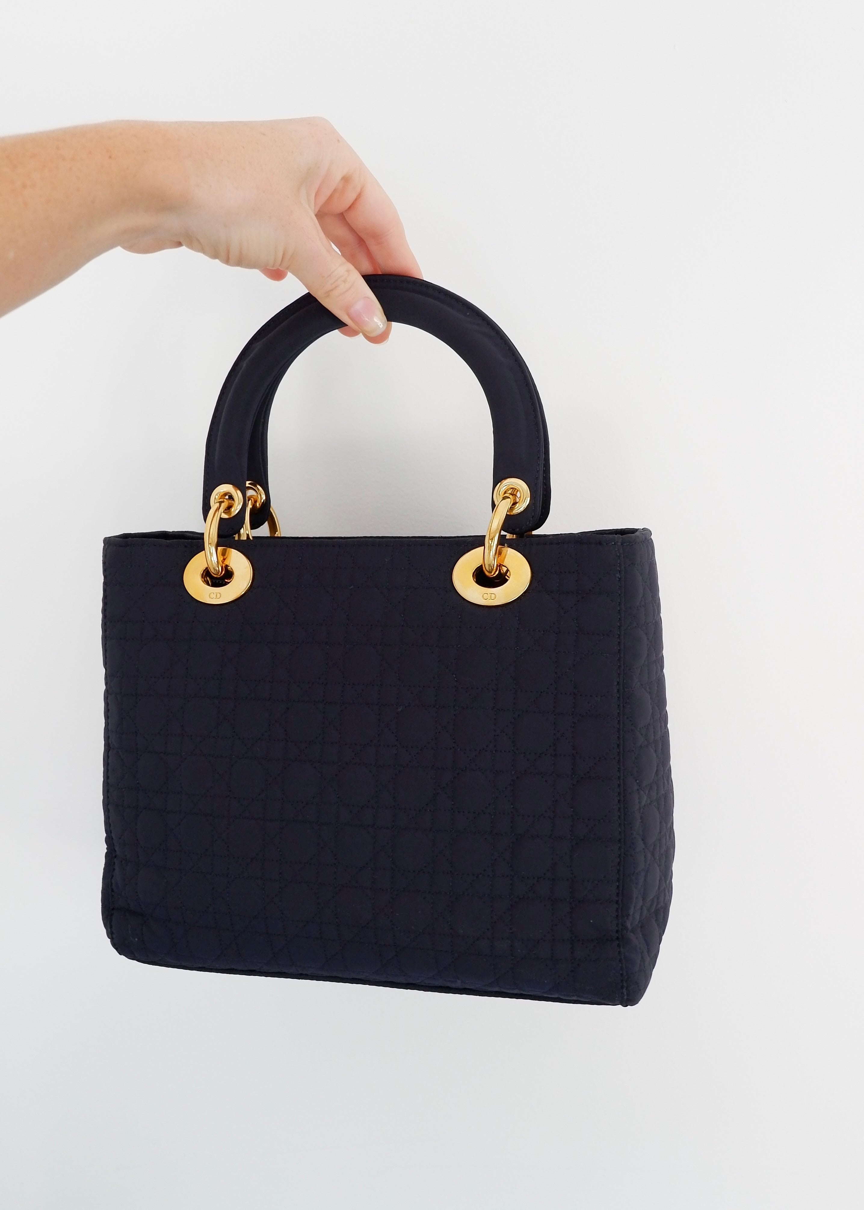 Sac à main Christian Dior Lady Dior Medium en toile bleu marine, d'occasion authentique, avec accastillage doré
