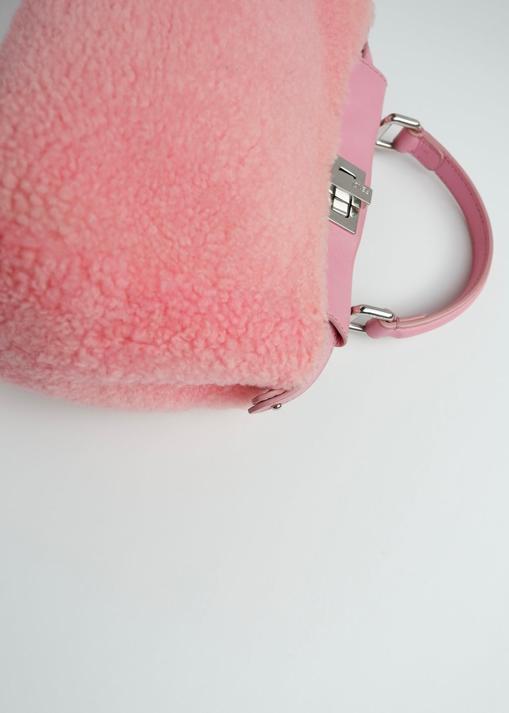 Authentique sac Fendi Peekaboo petit modèle en shearling rose et cuir, d'occasion