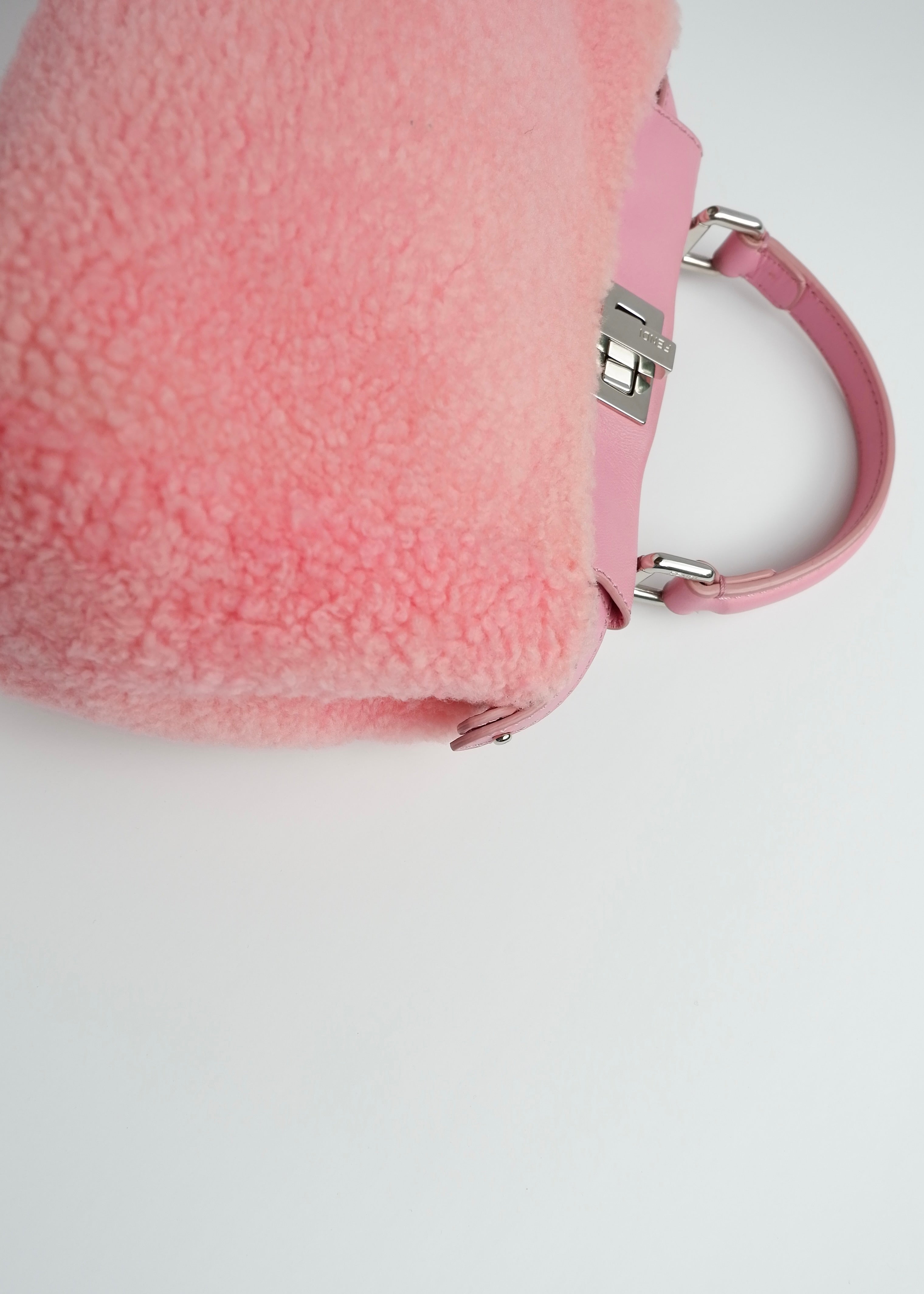 Authentique sac Fendi Peekaboo petit modèle en shearling rose et cuir, d'occasion