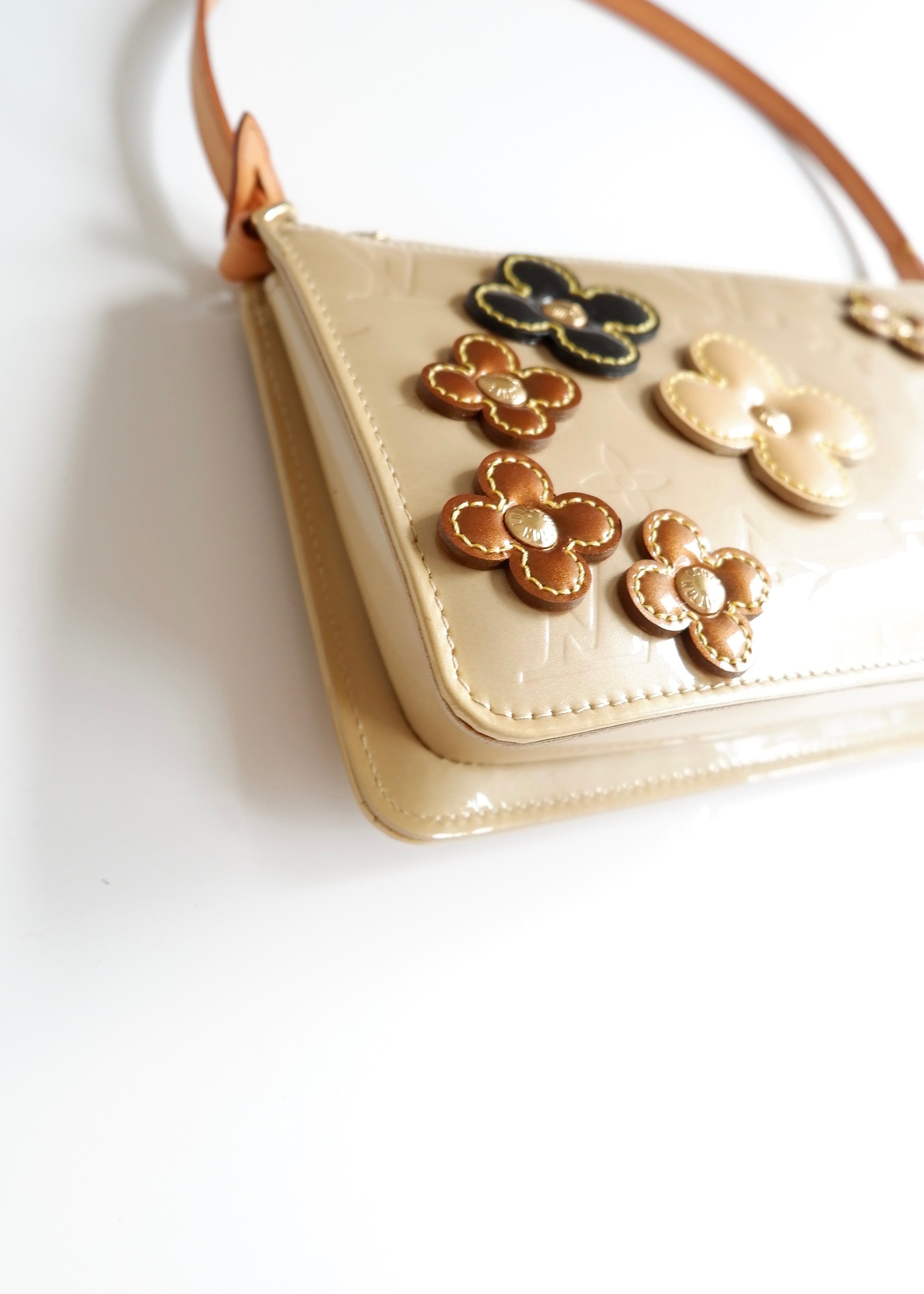Authentique Pochette Louis Vuitton Lexington en Cuir Verni Beige Floral d'occasion