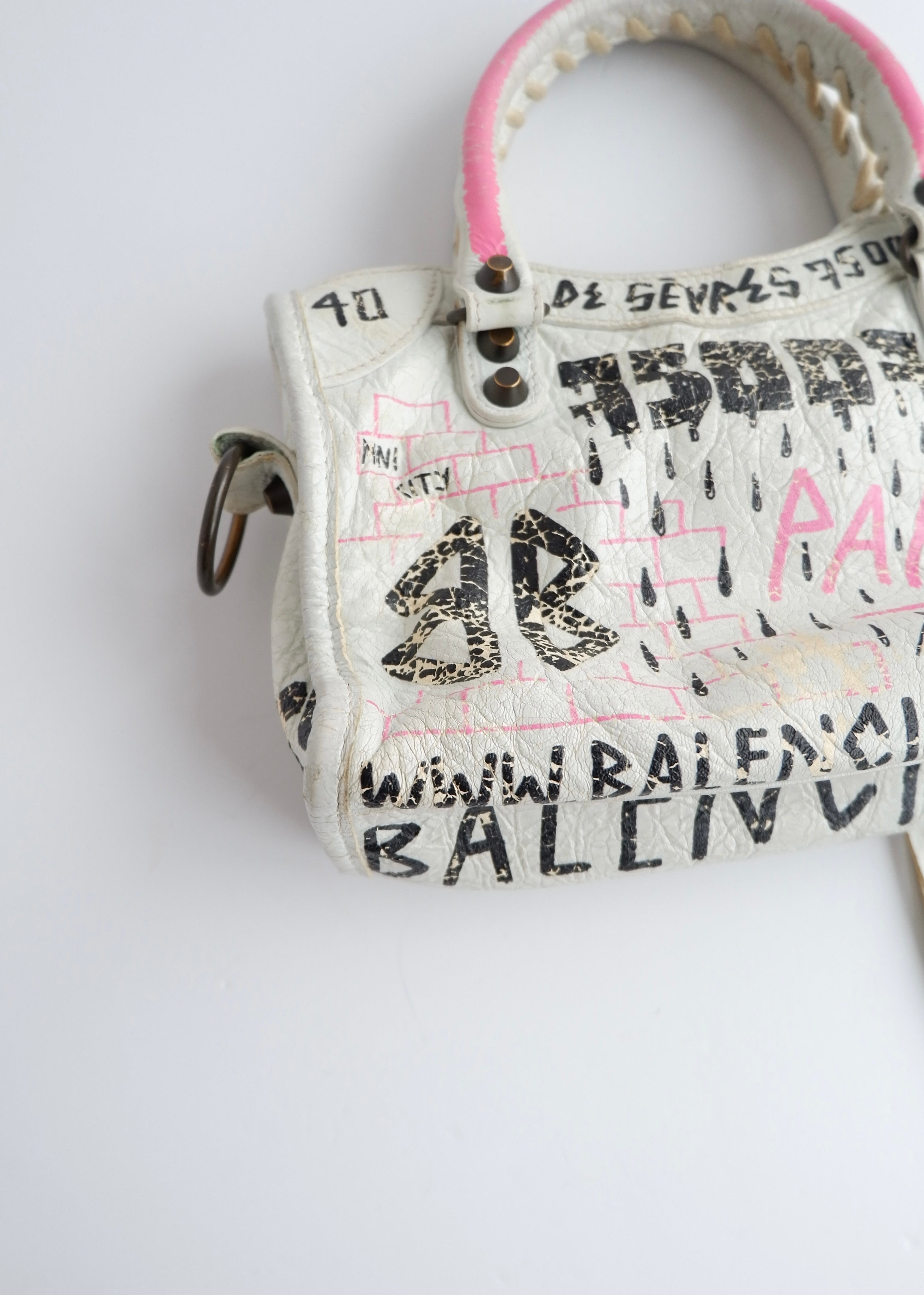 Sac Balenciaga City petite taille en cuir graffiti blanc/rose authentique d'occasion