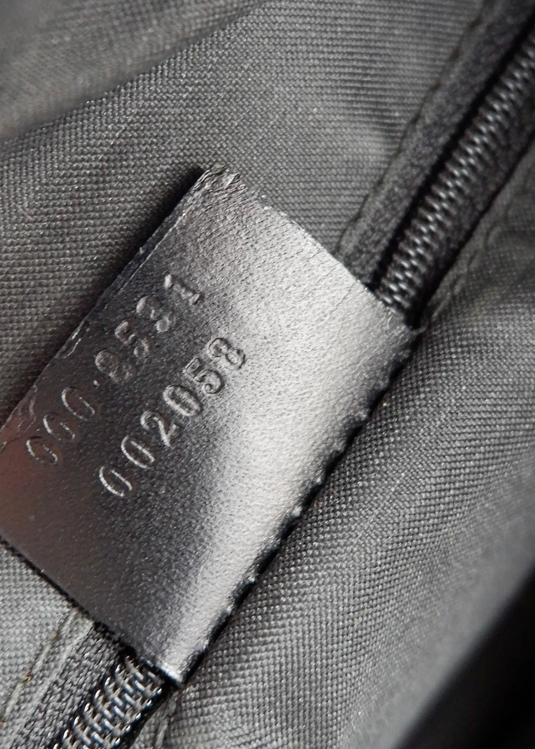 Sac à bandoulière Gucci en daim noir avec poignée en bambou, authentique et d'occasion