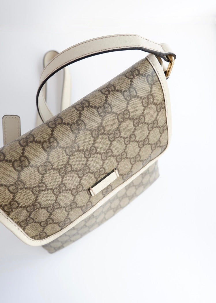Authentique Sac bandoulière Gucci en toile GG blanche d'occasion