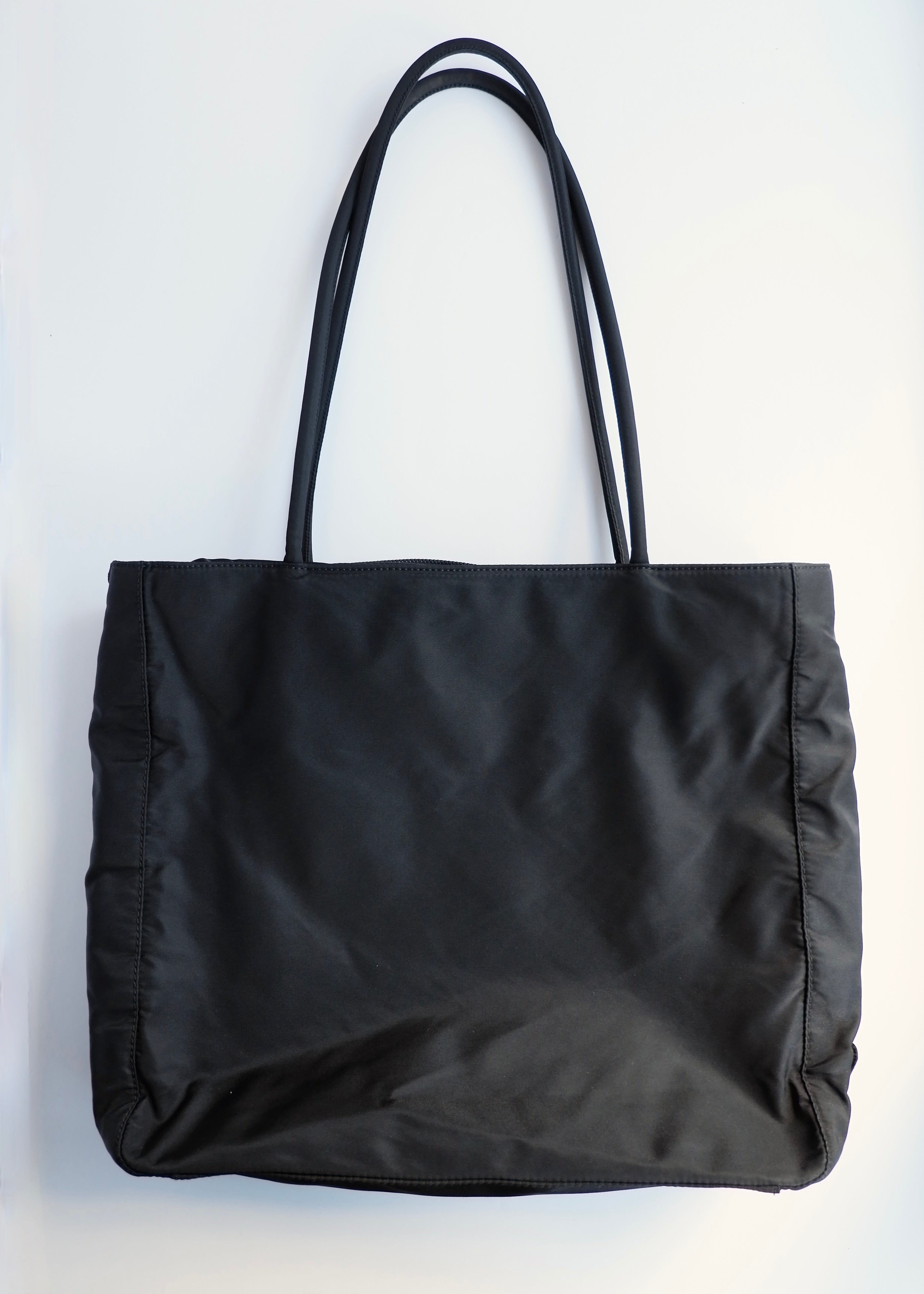 Sac cabas Prada authentique d'occasion en nylon noir à longue bandoulière
