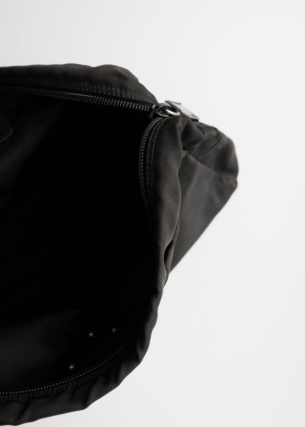 Authentique Pochette Prada Noire en Nylon Grand Modèle d'occasion