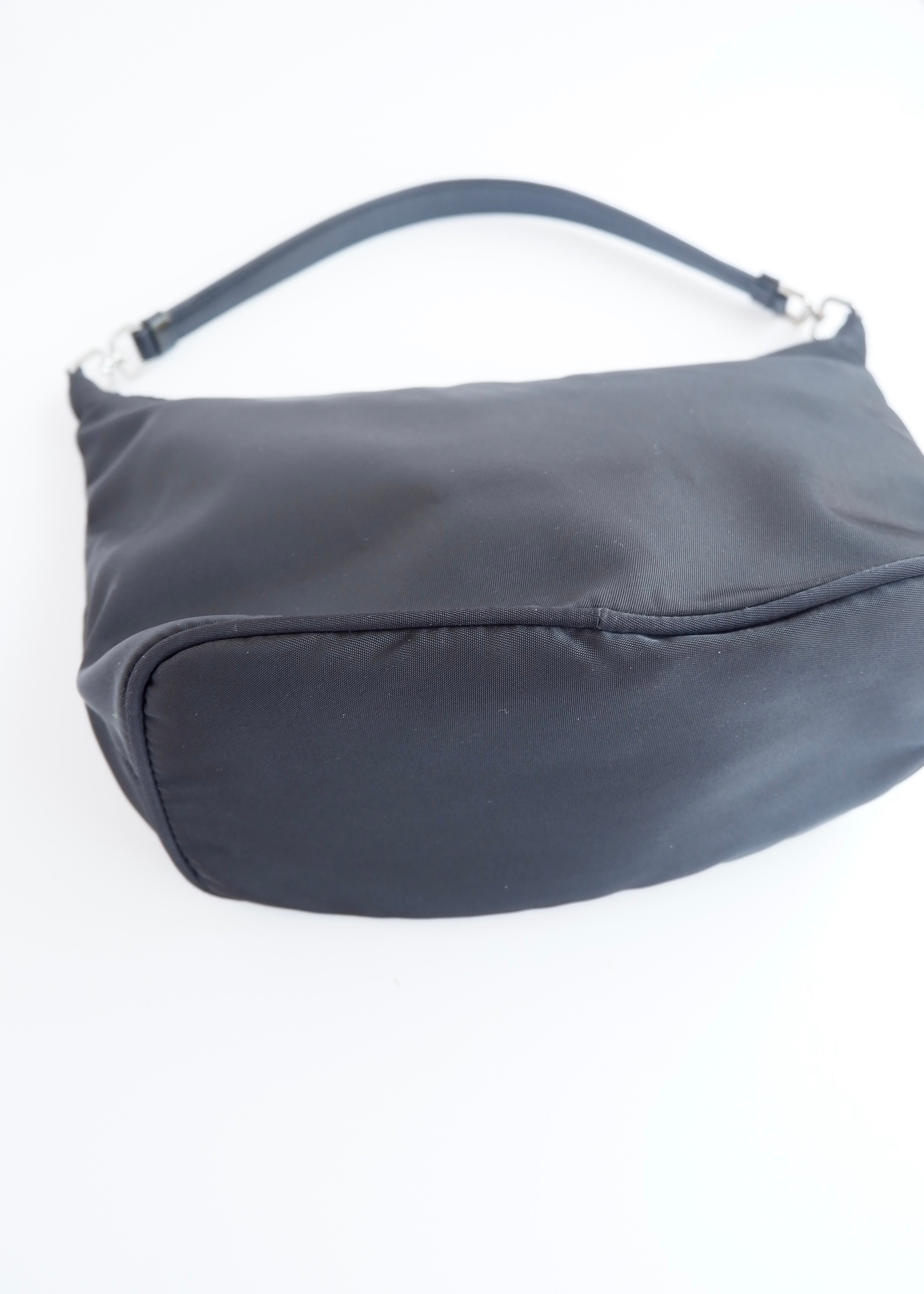 Sac à bandoulière micro Prada noir en nylon d'occasion authentique avec pochette