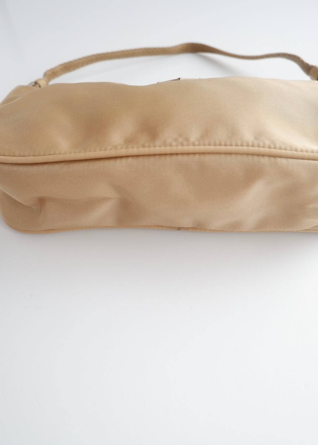 Authentique sac bandoulière Prada en nylon beige d'occasion