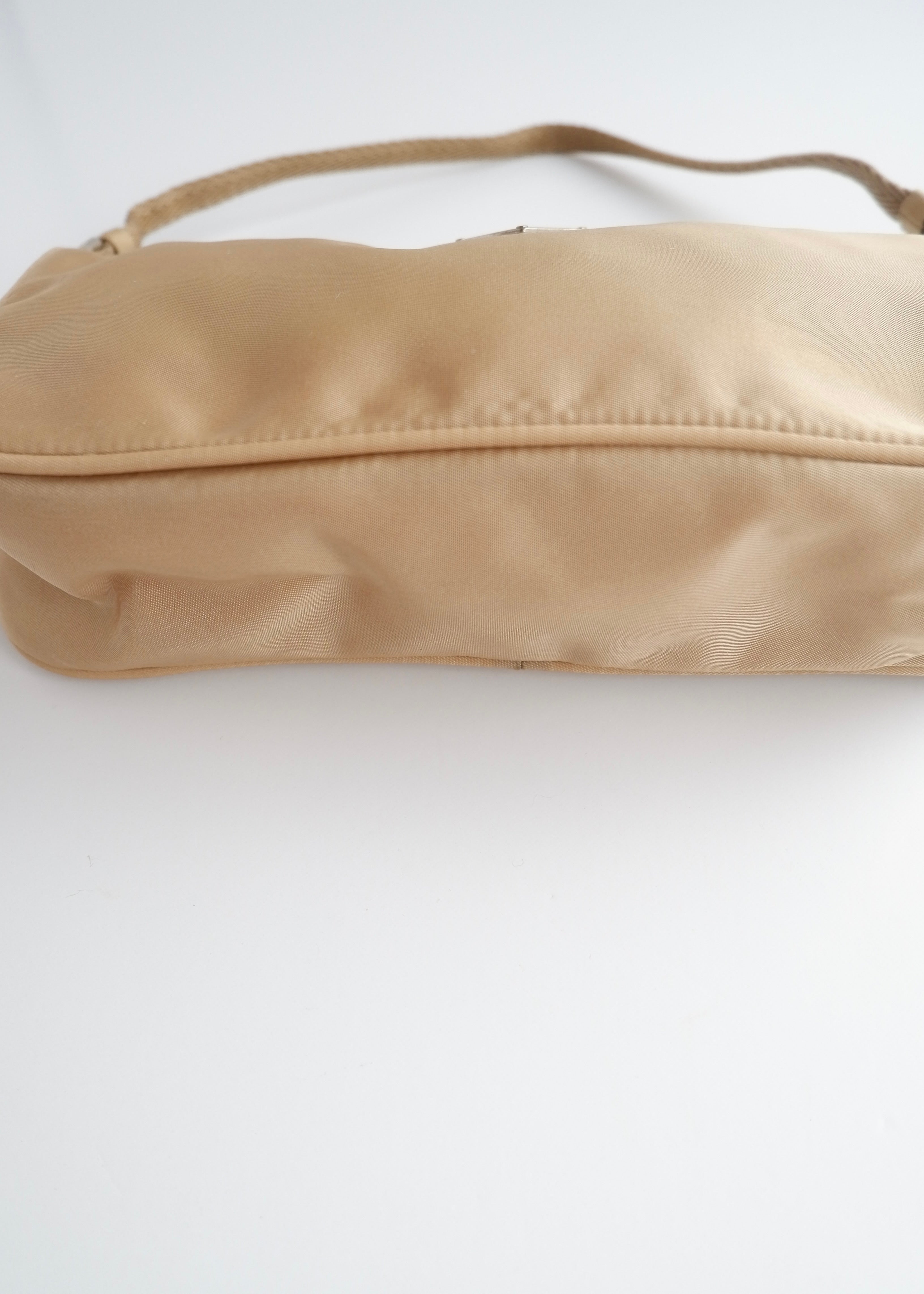Authentique sac bandoulière Prada en nylon beige d'occasion