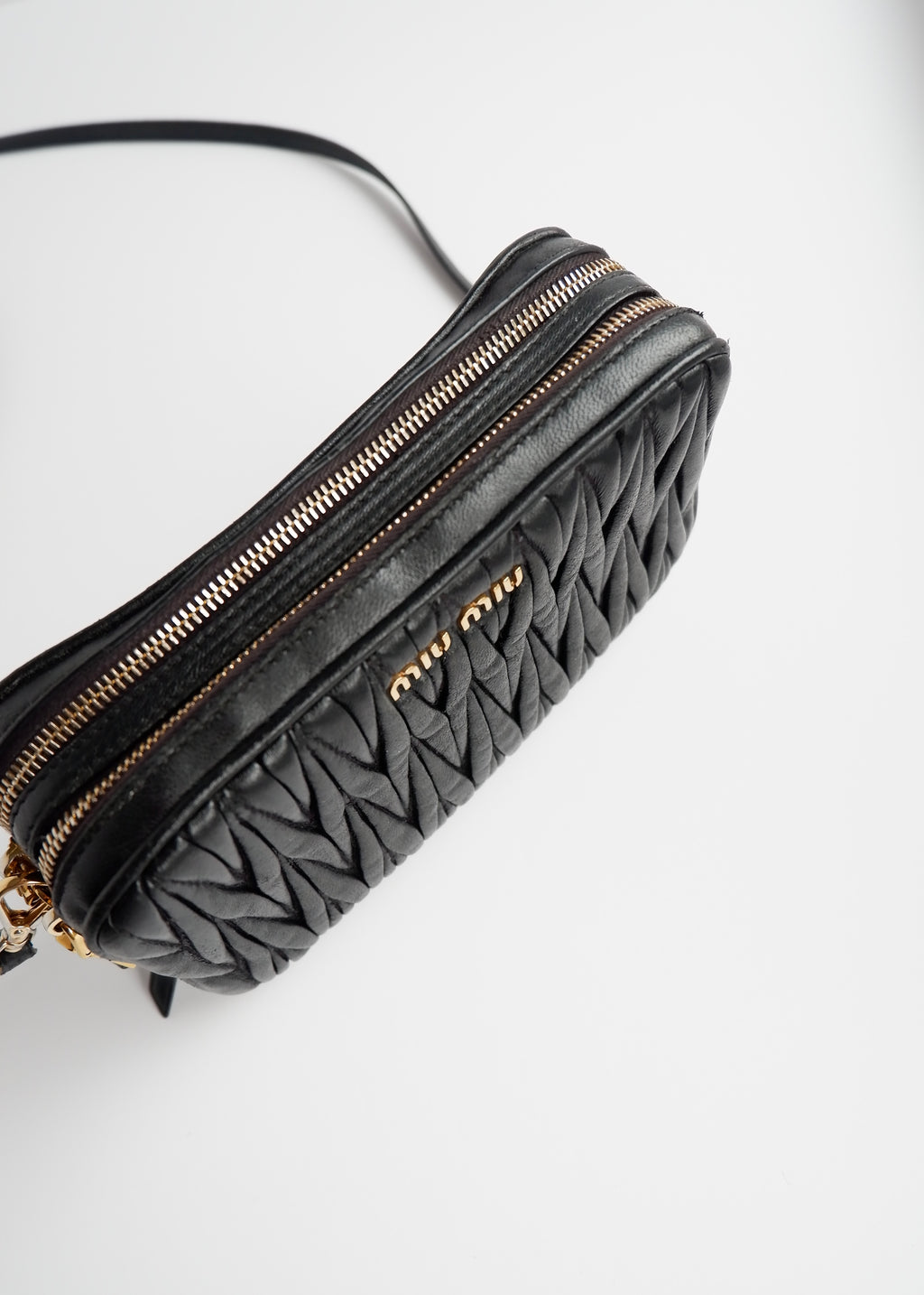 Sac bandoulière Miu Miu en cuir noir authentique d'occasion
