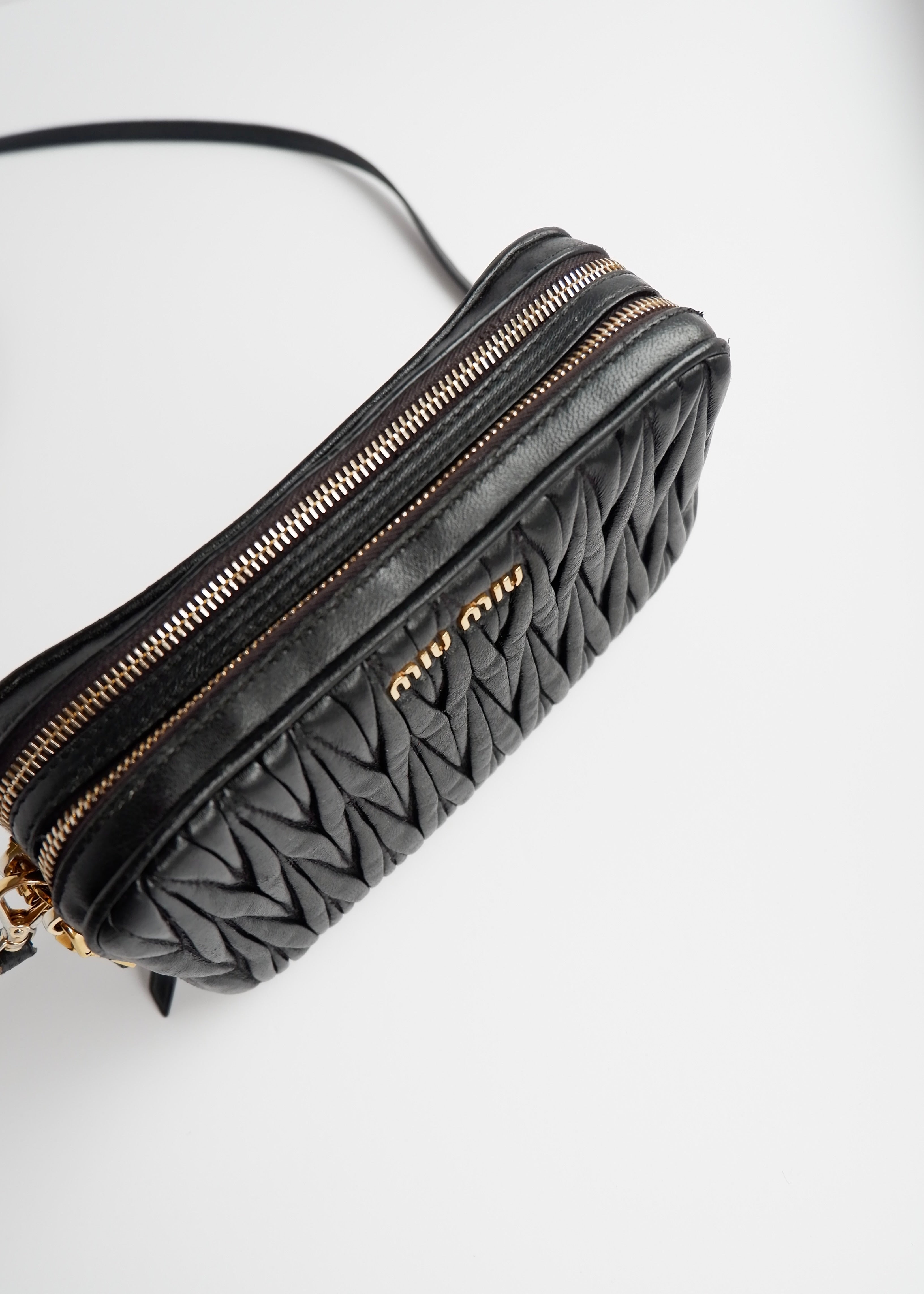 Sac bandoulière Miu Miu en cuir noir authentique d'occasion