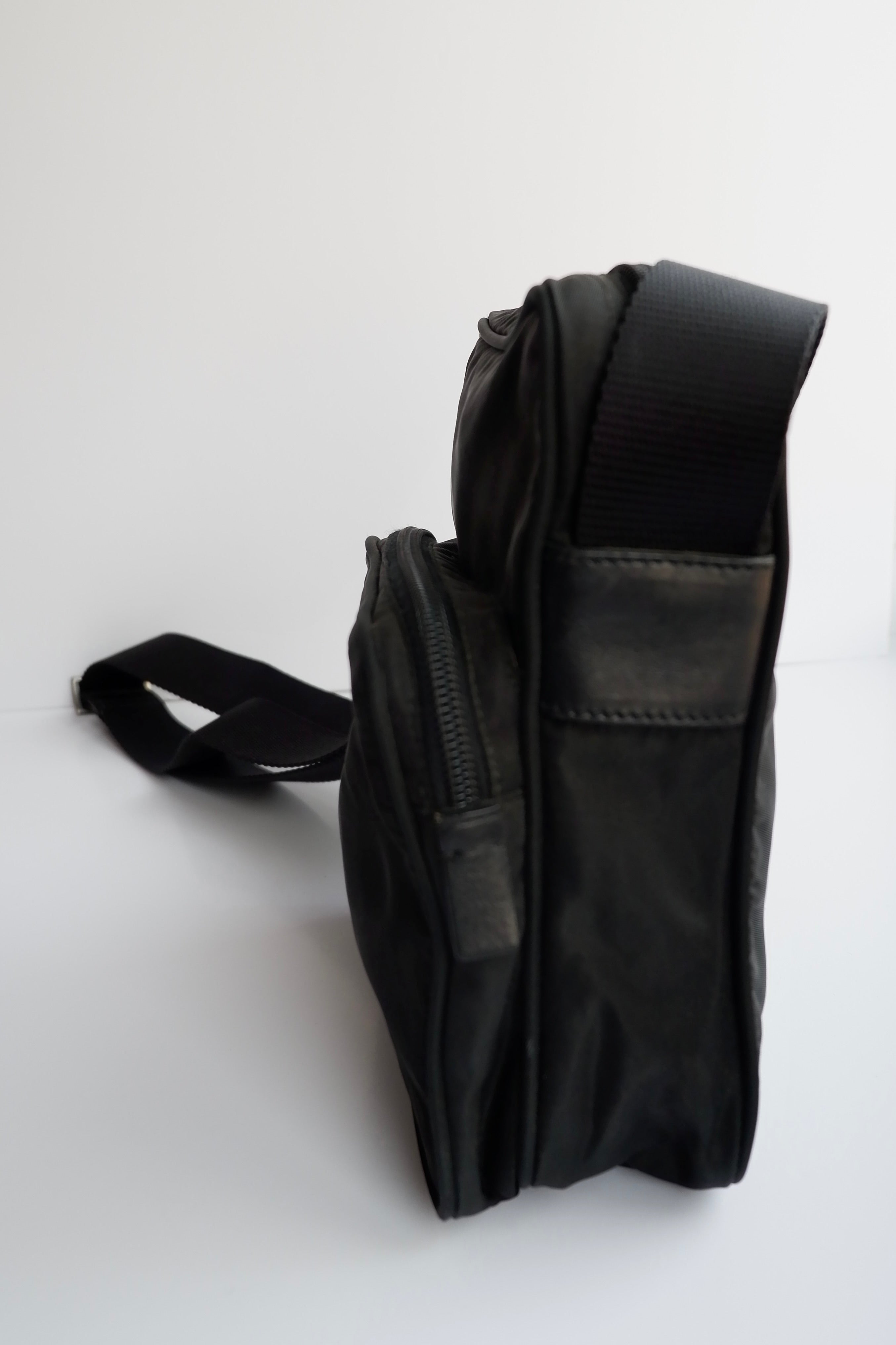 Authentique sac à bandoulière en nylon noir Prada d'occasion