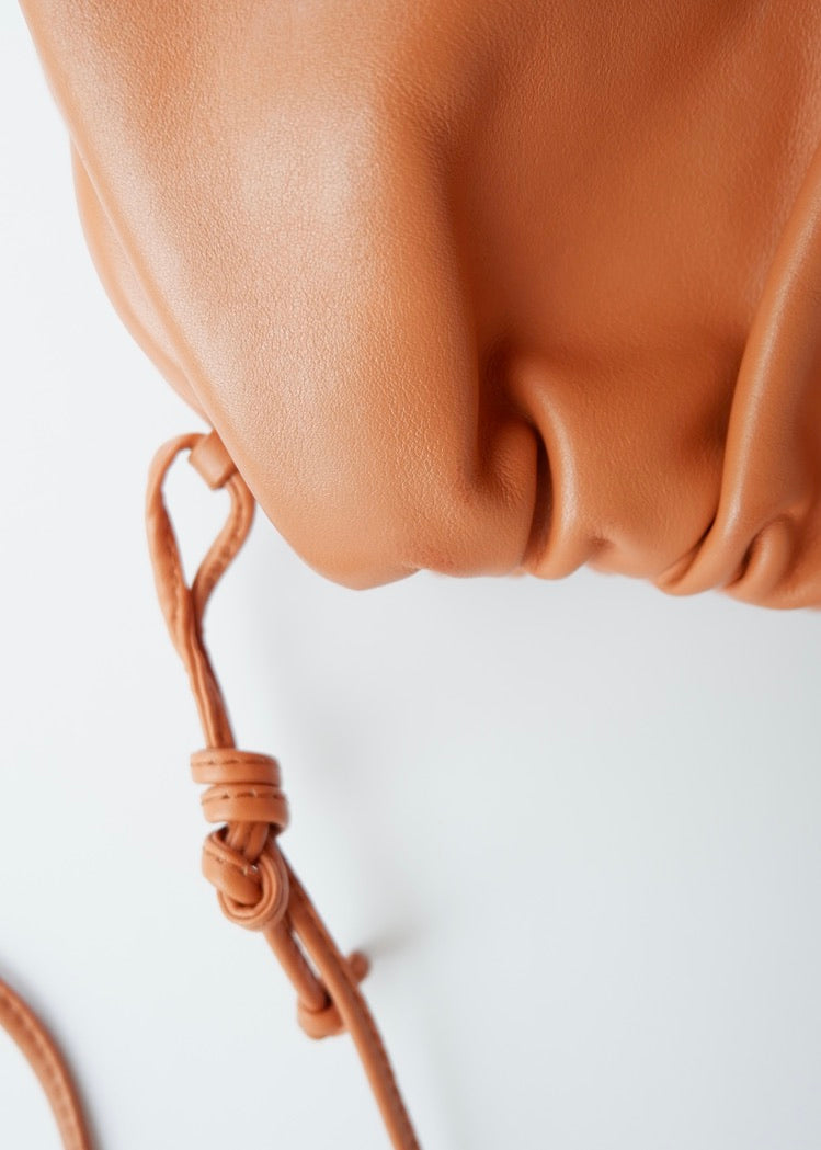 Authentique sac bandoulière Bottega Veneta Mini Pouch en cuir marron d'occasion
