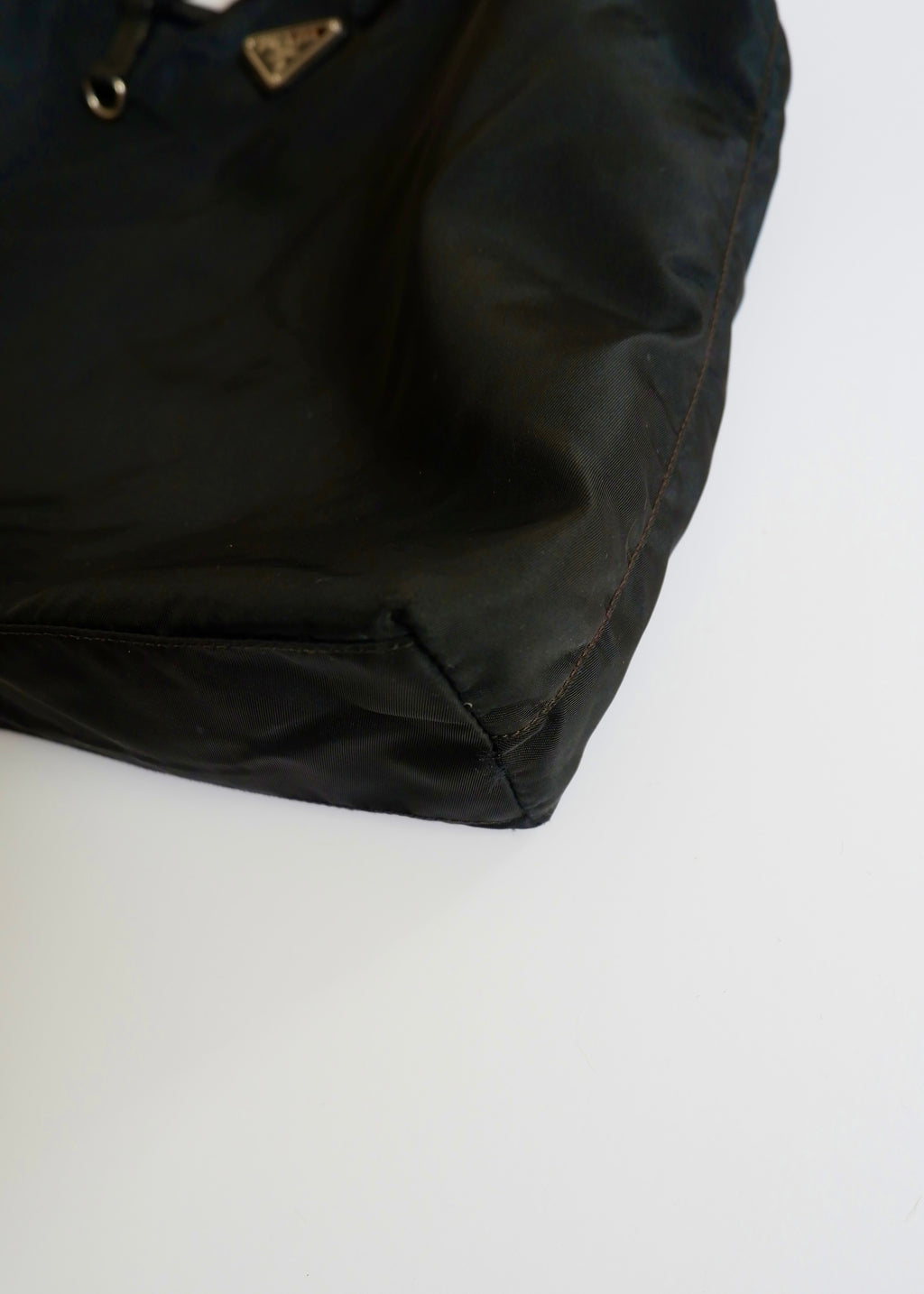 Authentique fourre-tout en nylon noir Prada d'occasion