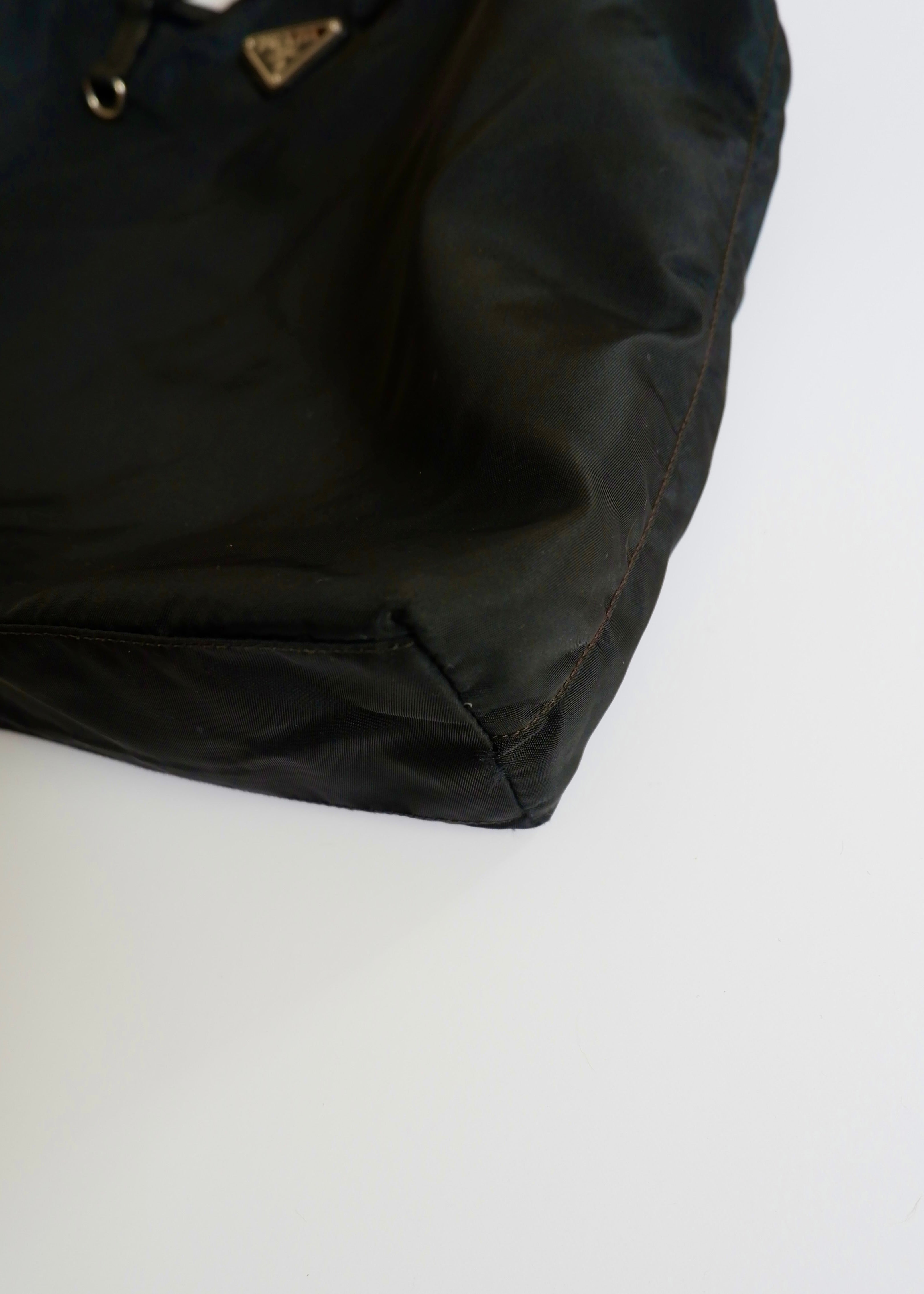 Authentique fourre-tout en nylon noir Prada d'occasion