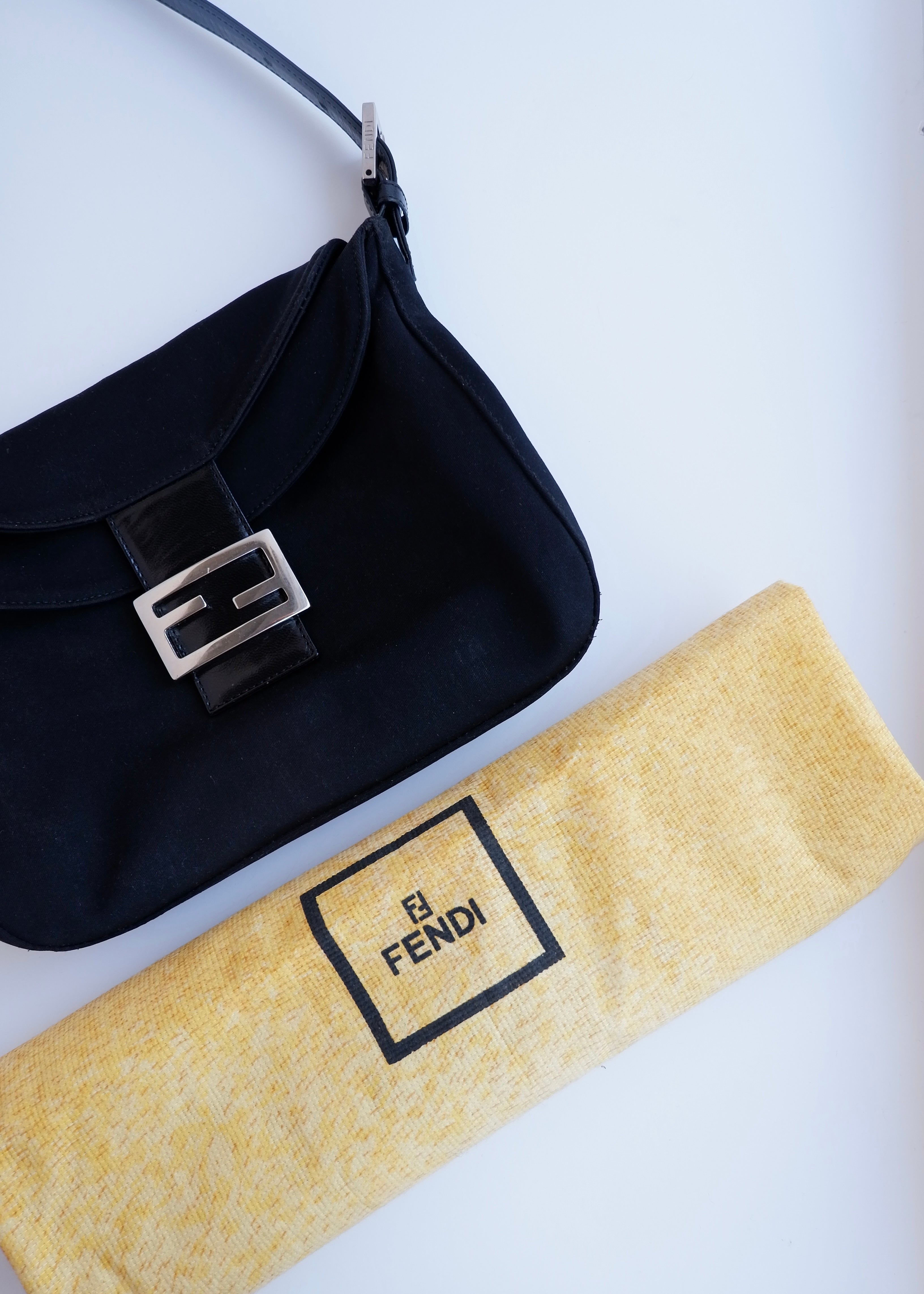 Sac porté épaule baguette Fendi authentique d'occasion en tissu noir