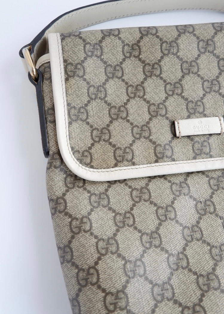 Authentique Sac bandoulière Gucci en toile GG blanche d'occasion