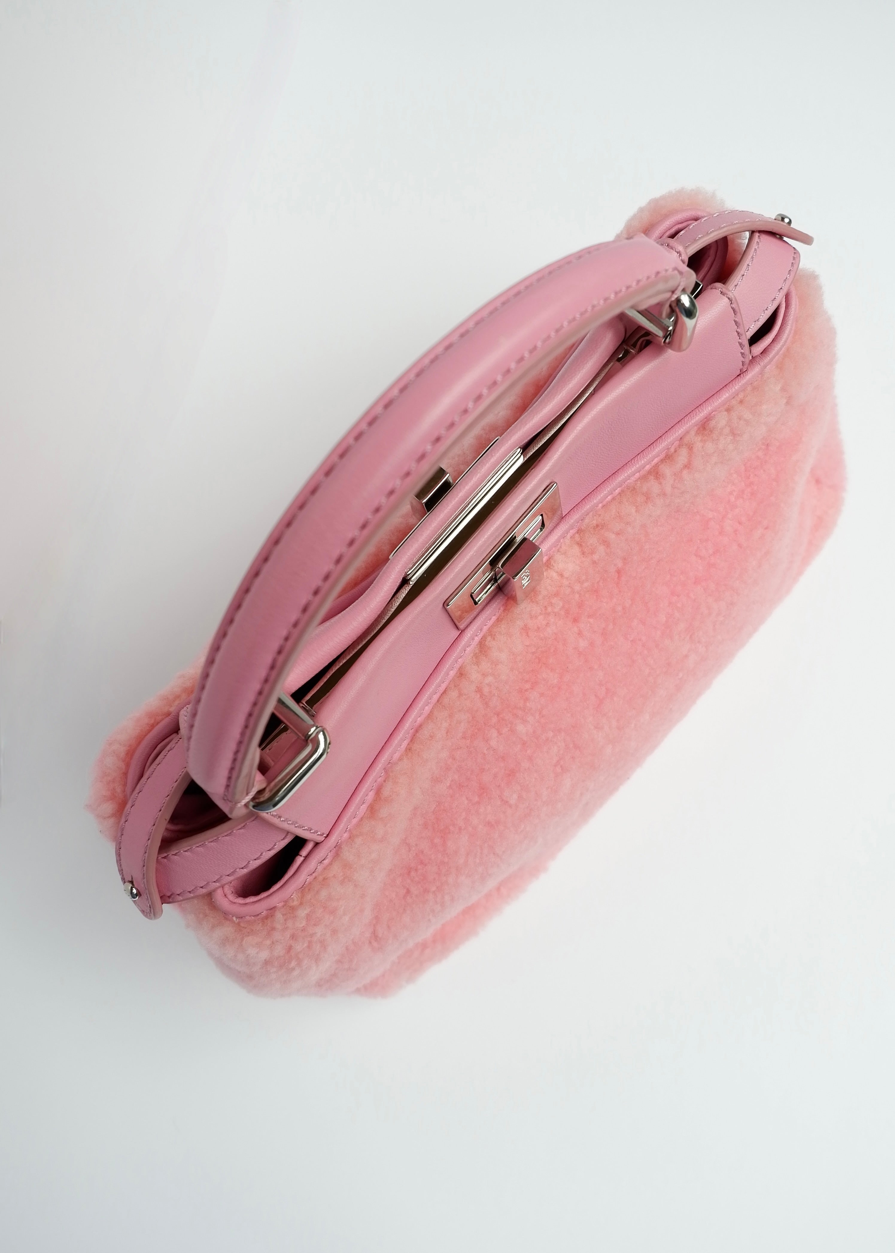 Authentique sac Fendi Peekaboo petit modèle en shearling rose et cuir, d'occasion
