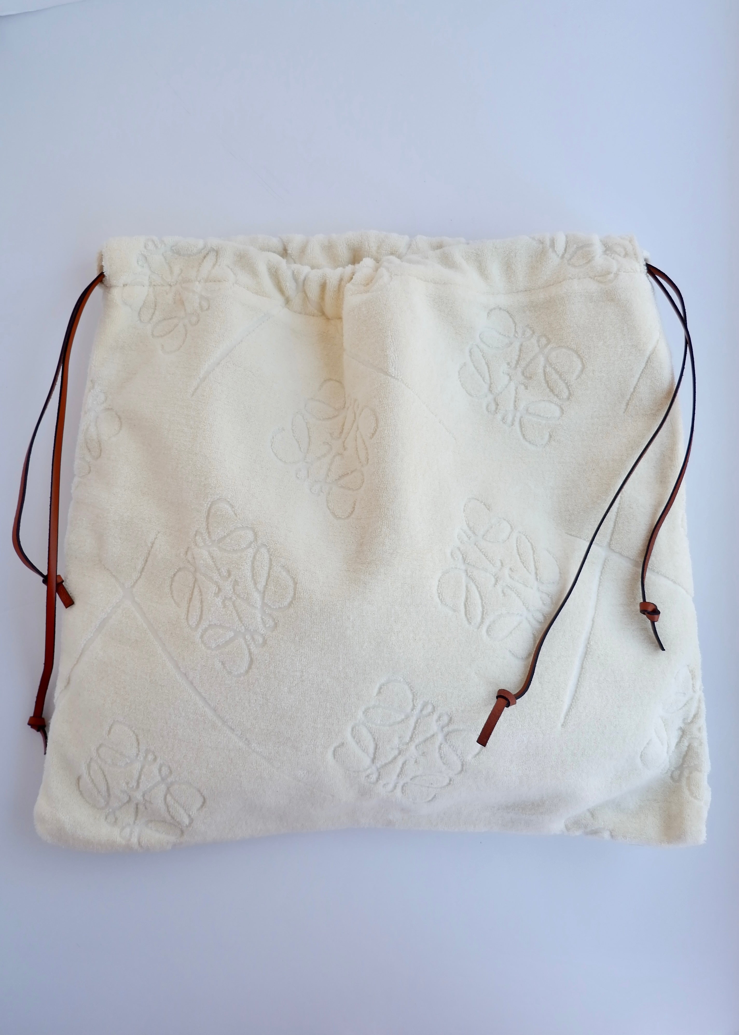 Pochette Loewe x Paula's Ibiza en tissu éponge crème, authentique et d'occasion