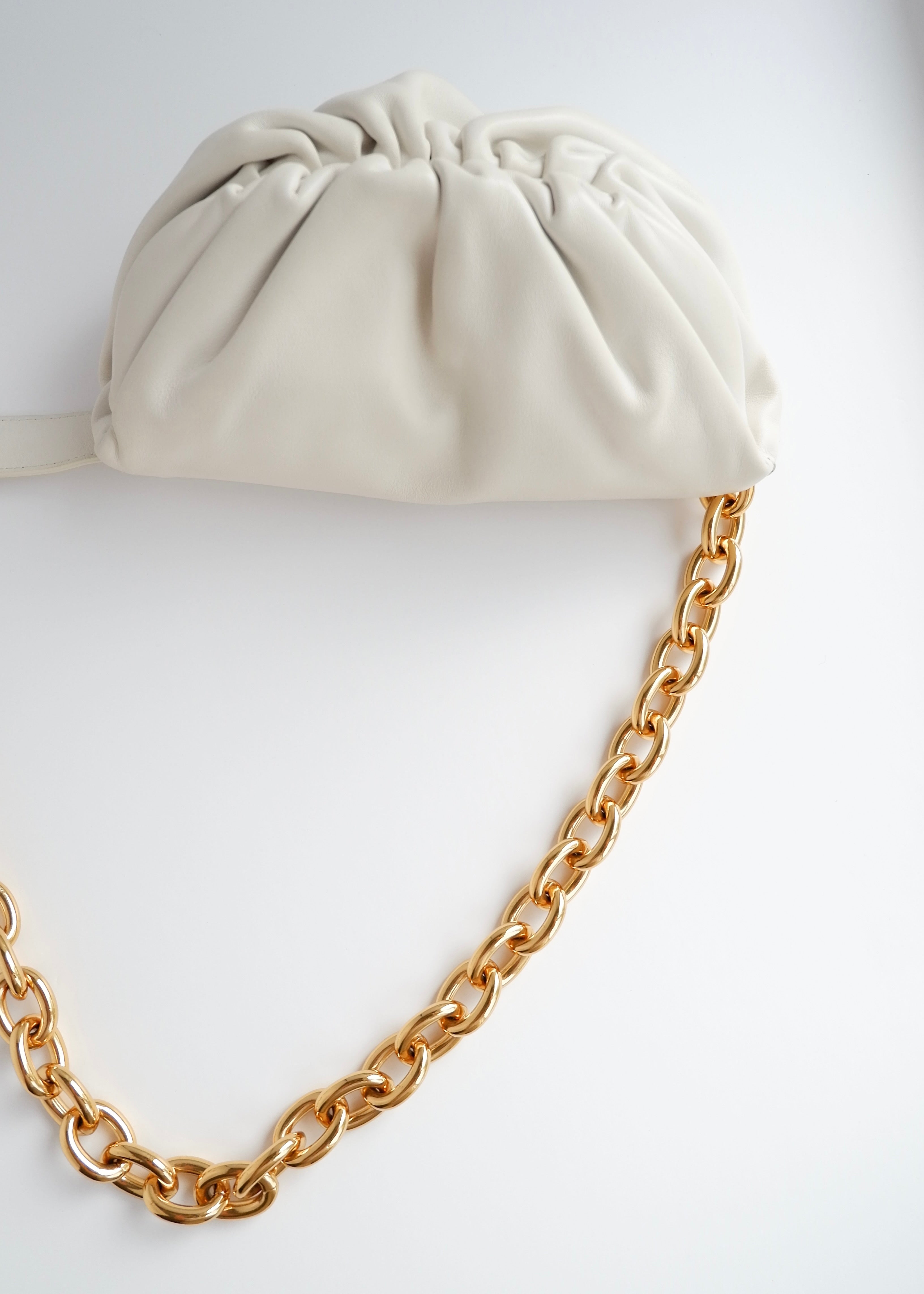 Sac banane Bottega Veneta The Pouch en cuir blanc authentique d'occasion