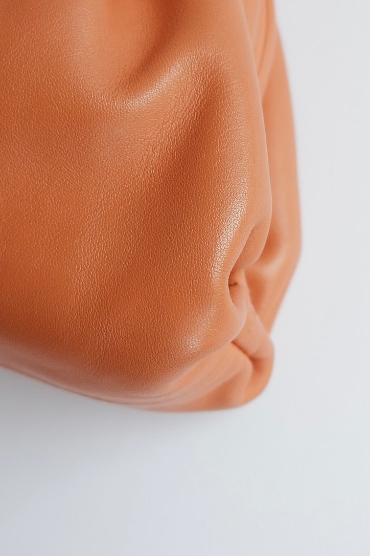 Authentique sac bandoulière Bottega Veneta Mini Pouch en cuir marron d'occasion