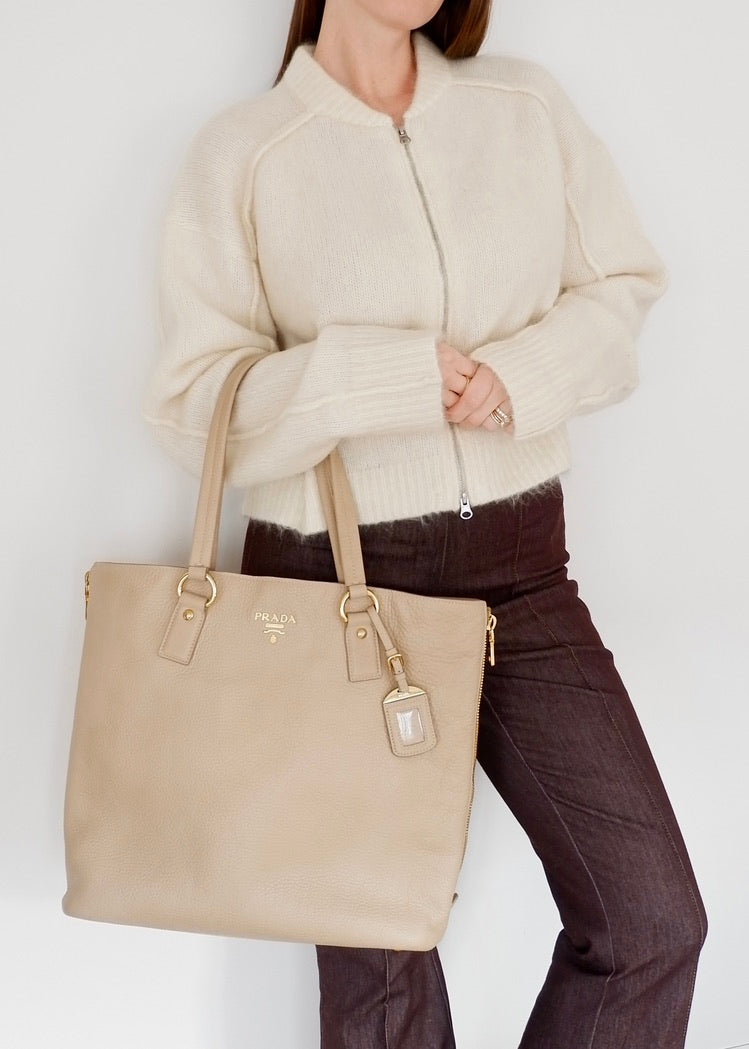 Sac cabas Prada en cuir beige, authentique et d'occasion