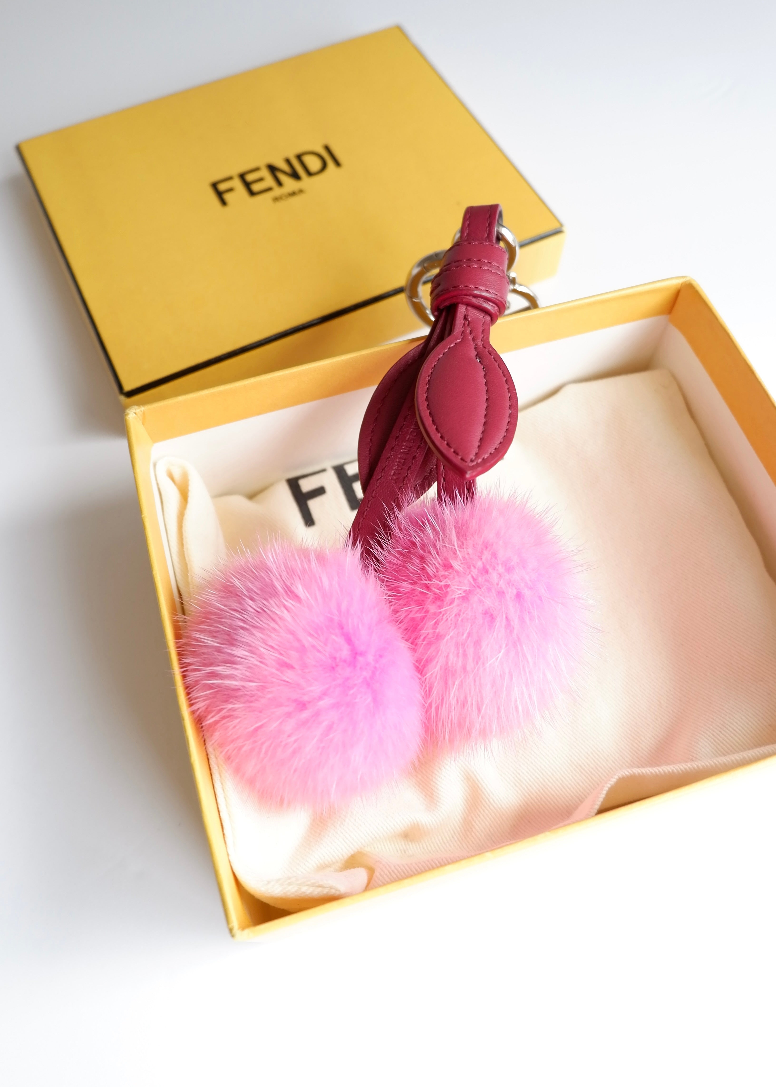 Authentique porte-clés de sac Fendi cerise en cuir et fourrure rose d'occasion