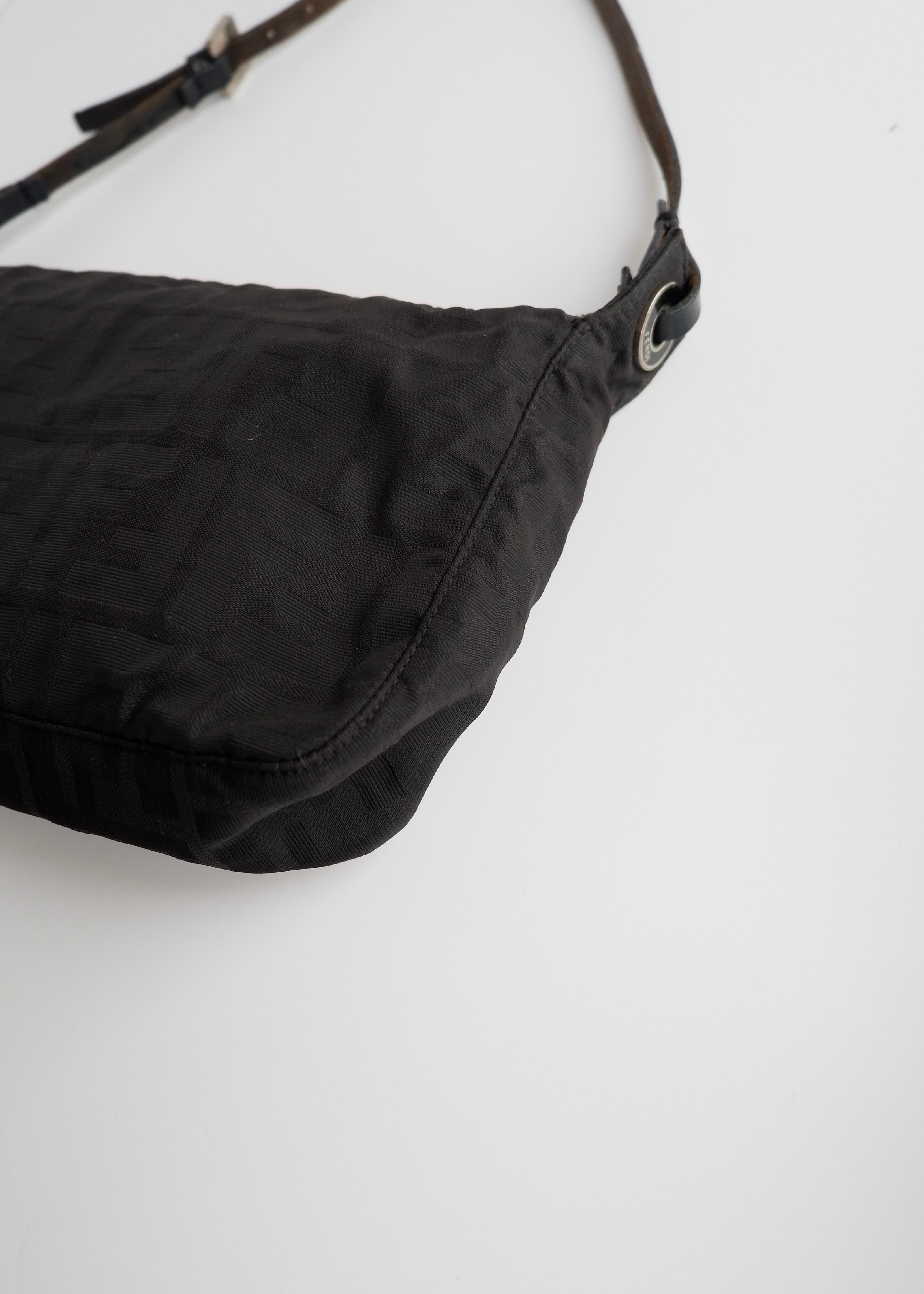 Sac bandoulière Fendi Zucca en toile noire authentique d'occasion
