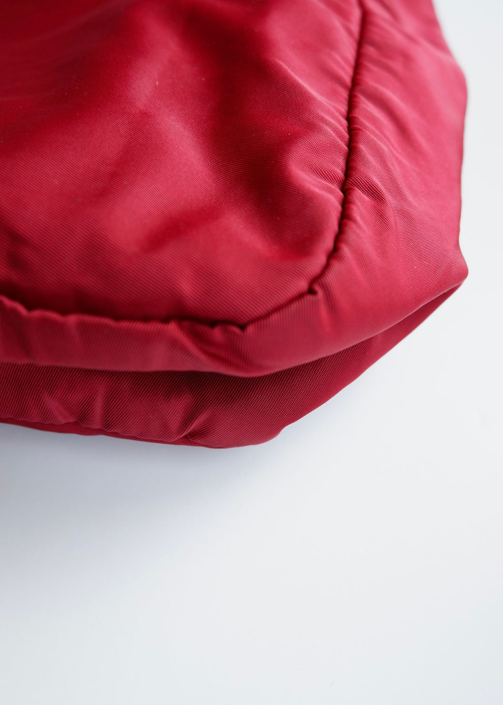 Sac fourre-tout Prada authentique d'occasion en nylon rouge
