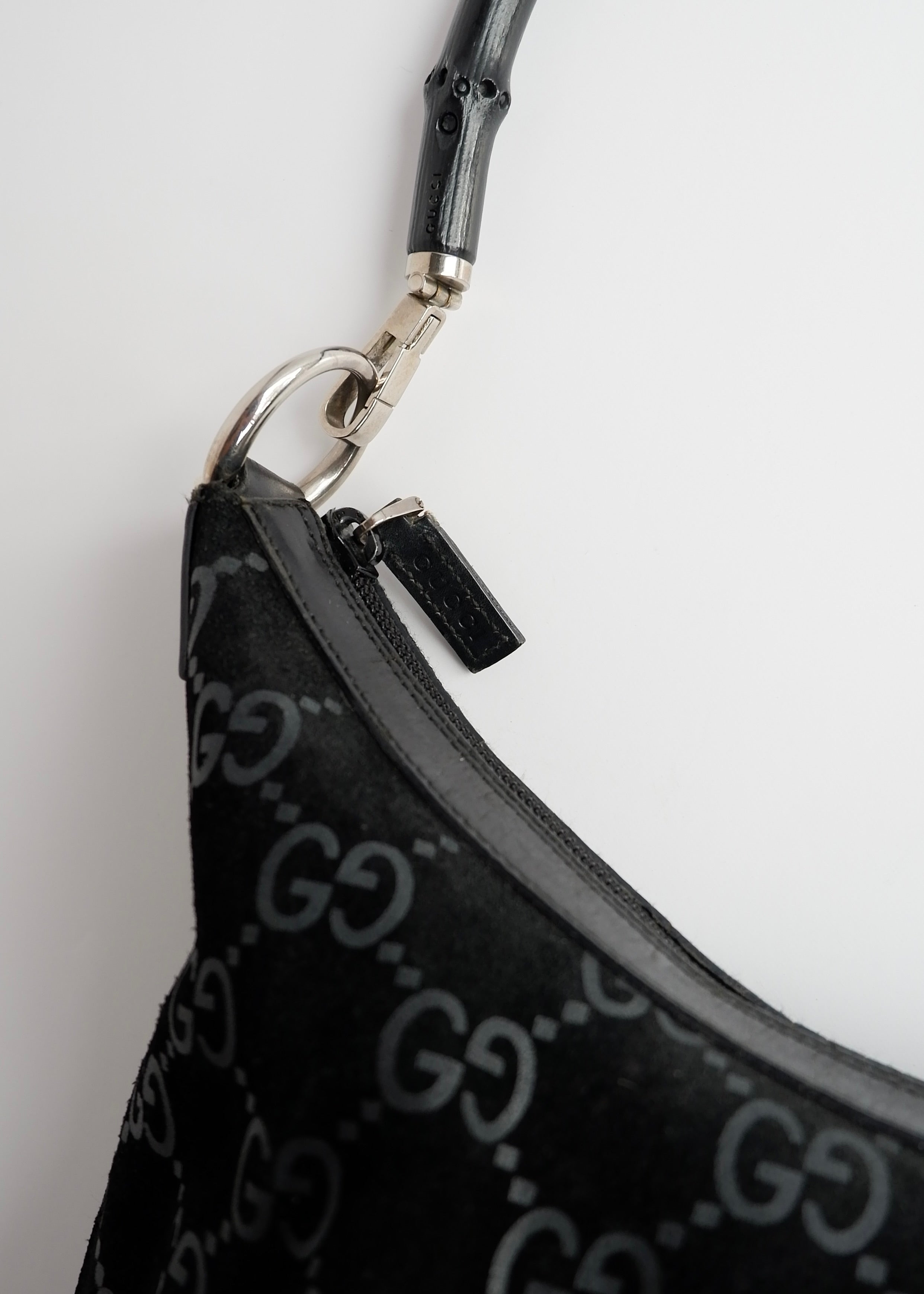 Sac à bandoulière Gucci en daim noir avec poignée en bambou, authentique et d'occasion