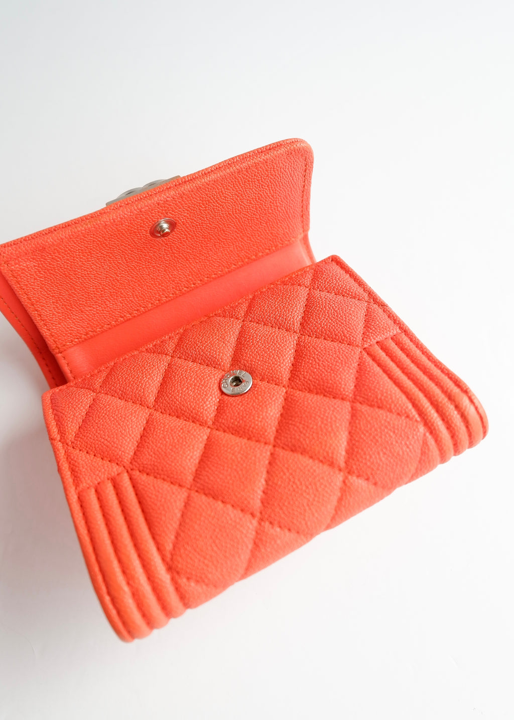 Portefeuille Chanel Boy d'occasion authentique en cuir grainé orange