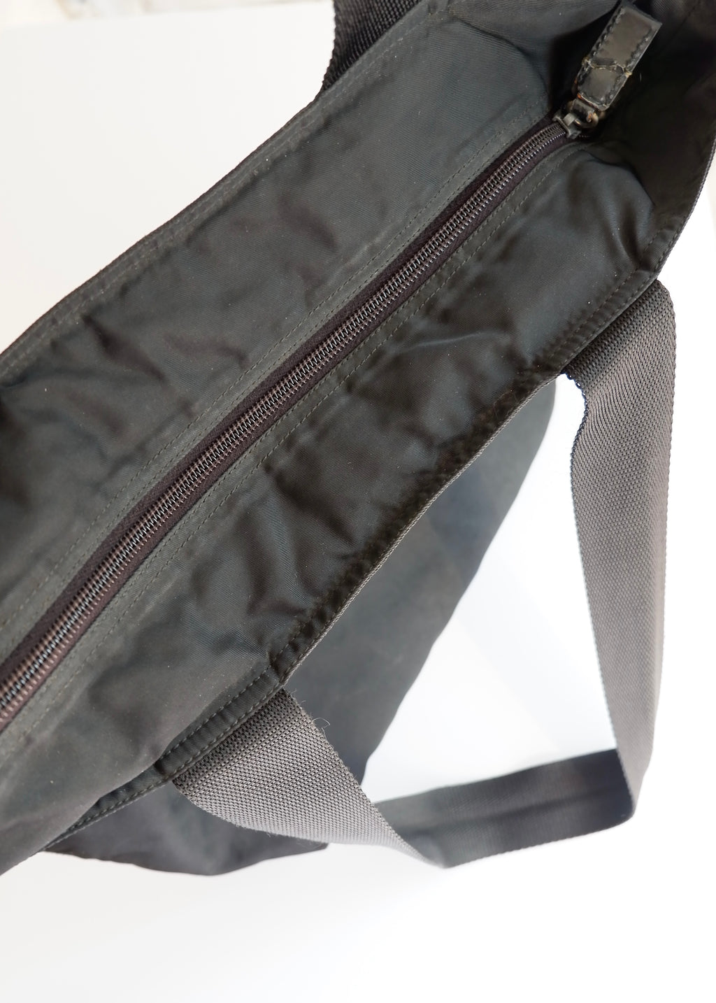 Sac cabas Prada authentique d'occasion en nylon noir à longue bandoulière