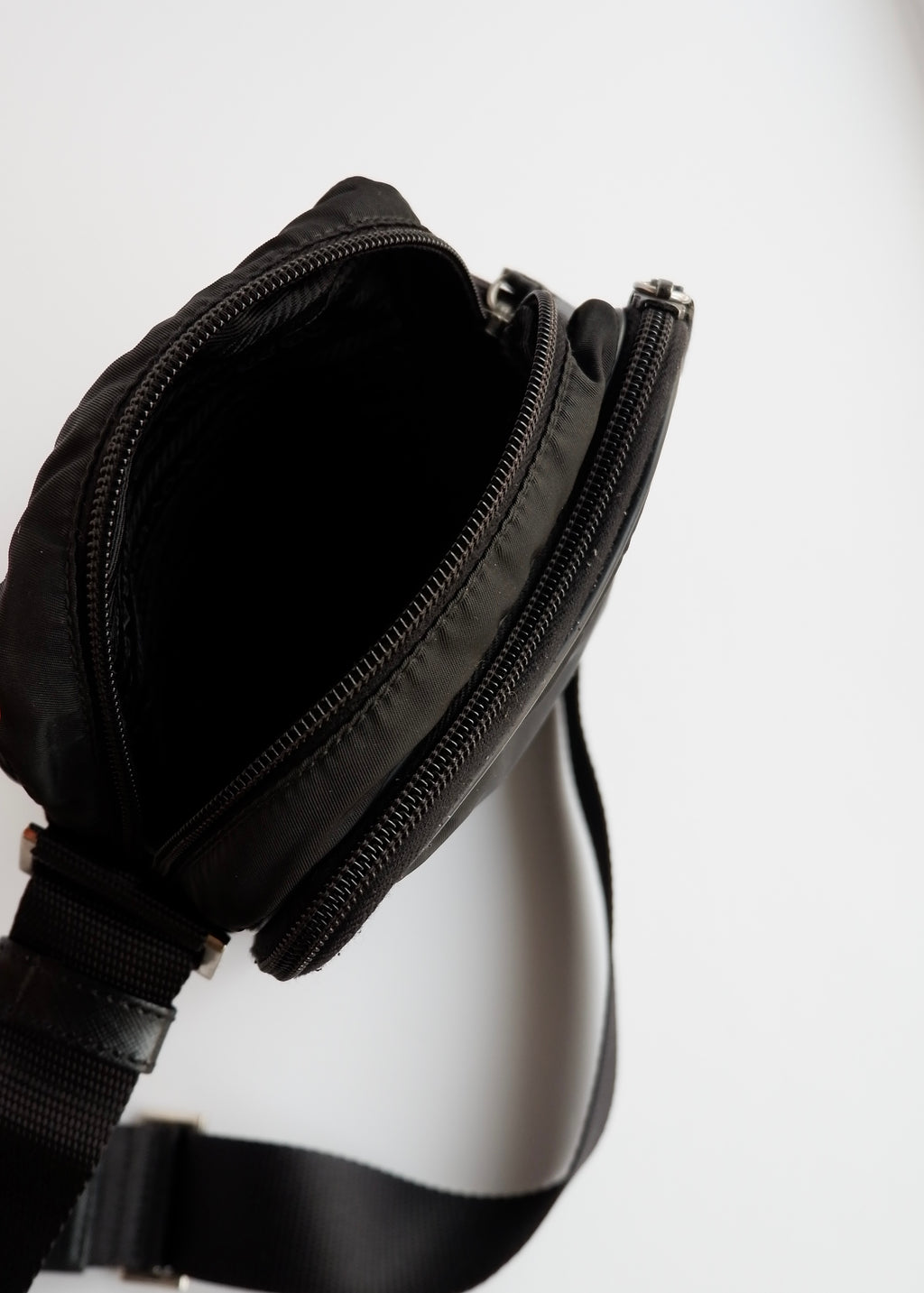 Sac bandoulière Prada en nylon noir authentique d'occasion