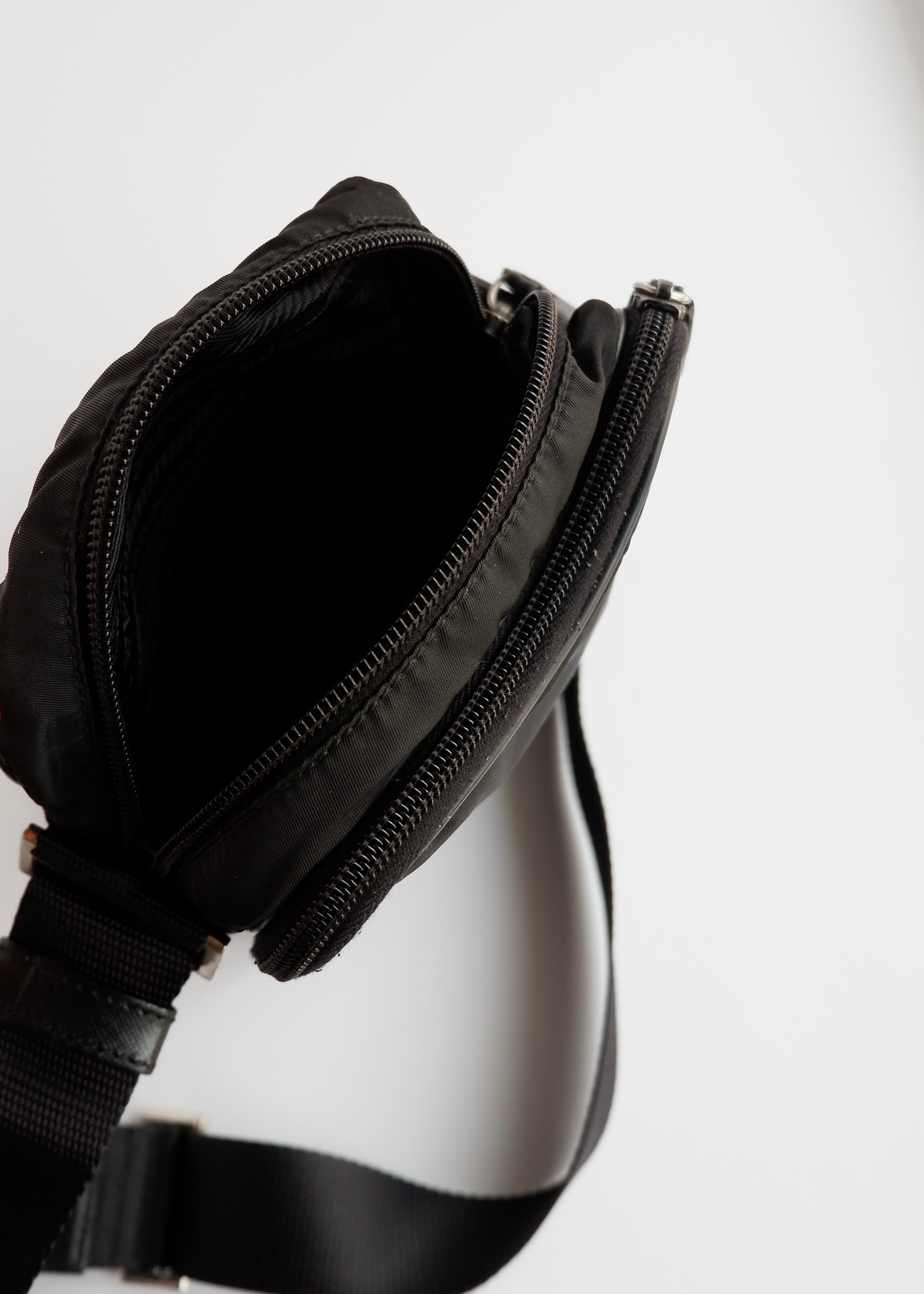Sac bandoulière Prada en nylon noir authentique d'occasion