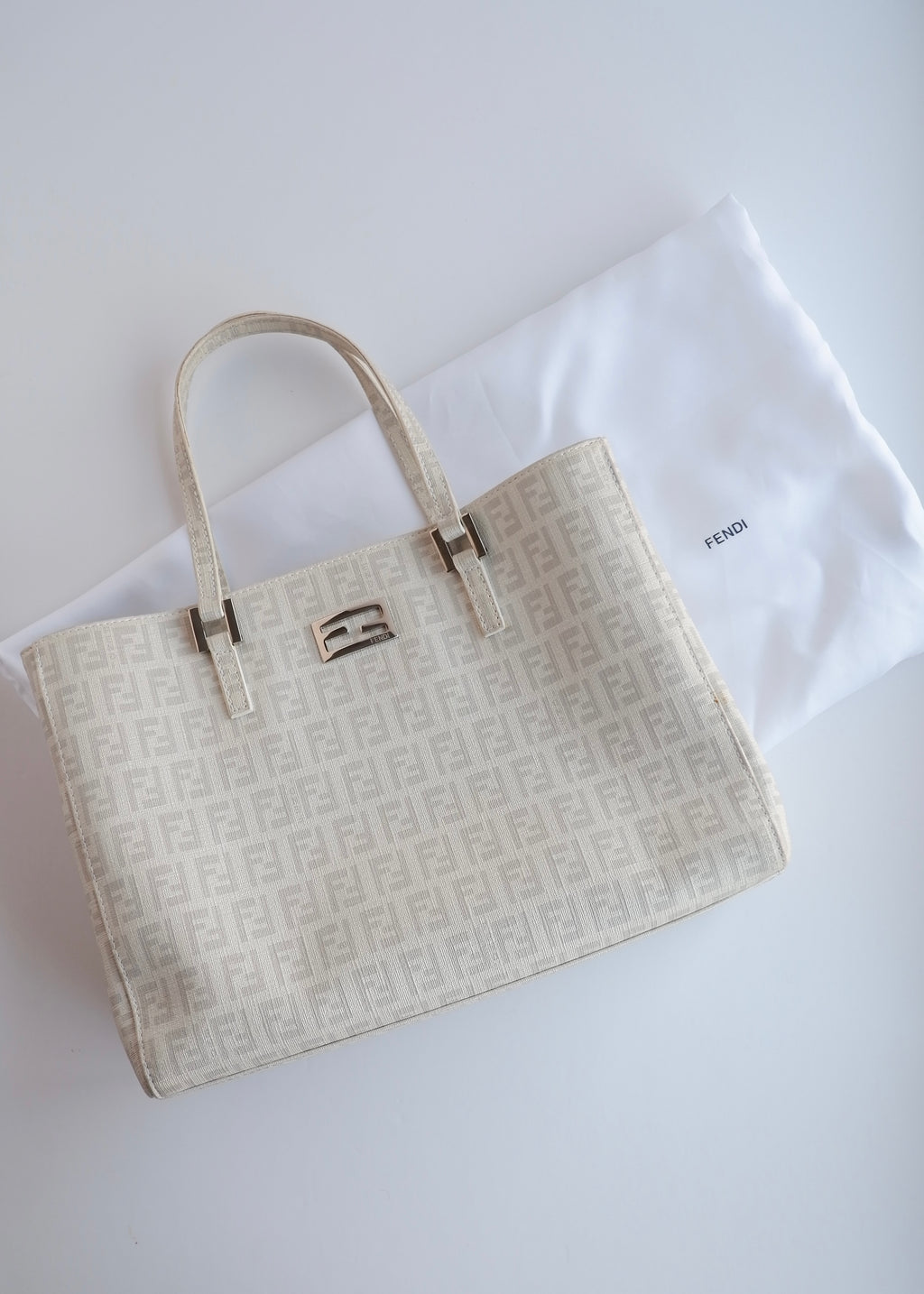 Sac à main Fendi Zucchino blanc d'occasion authentique
