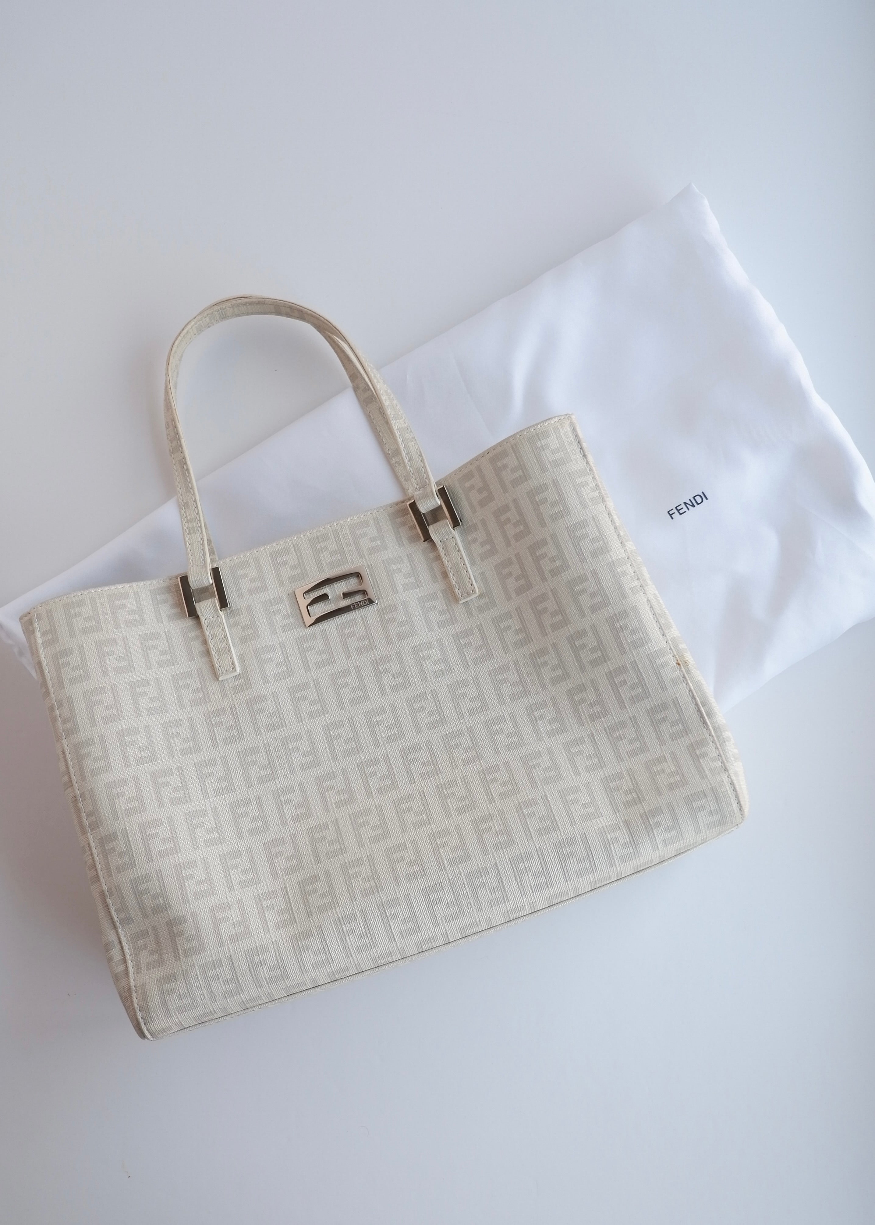 Sac à main Fendi Zucchino blanc d'occasion authentique
