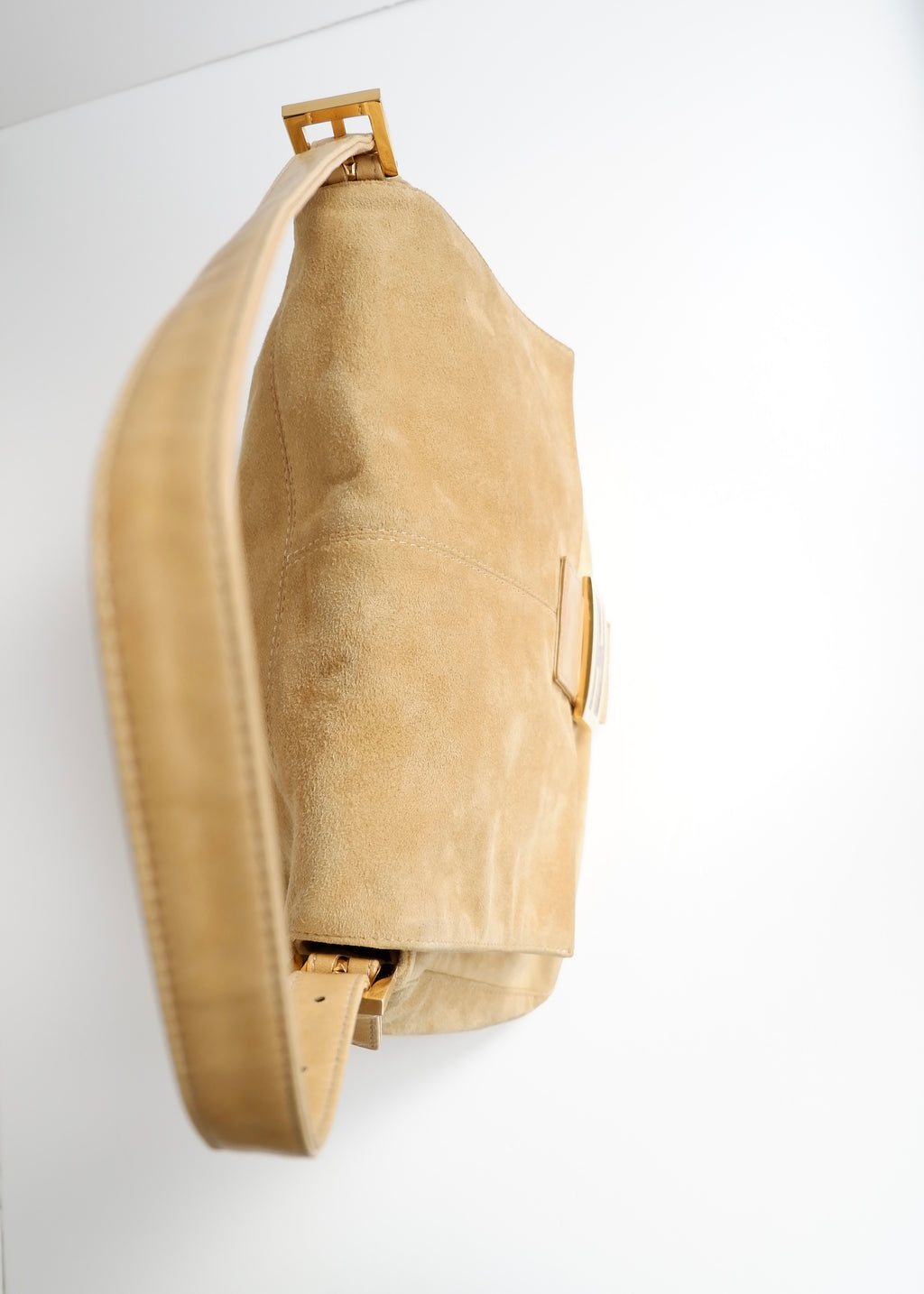 Sac à bandoulière Fendi Mamma Baguette en daim beige d'occasion authentique