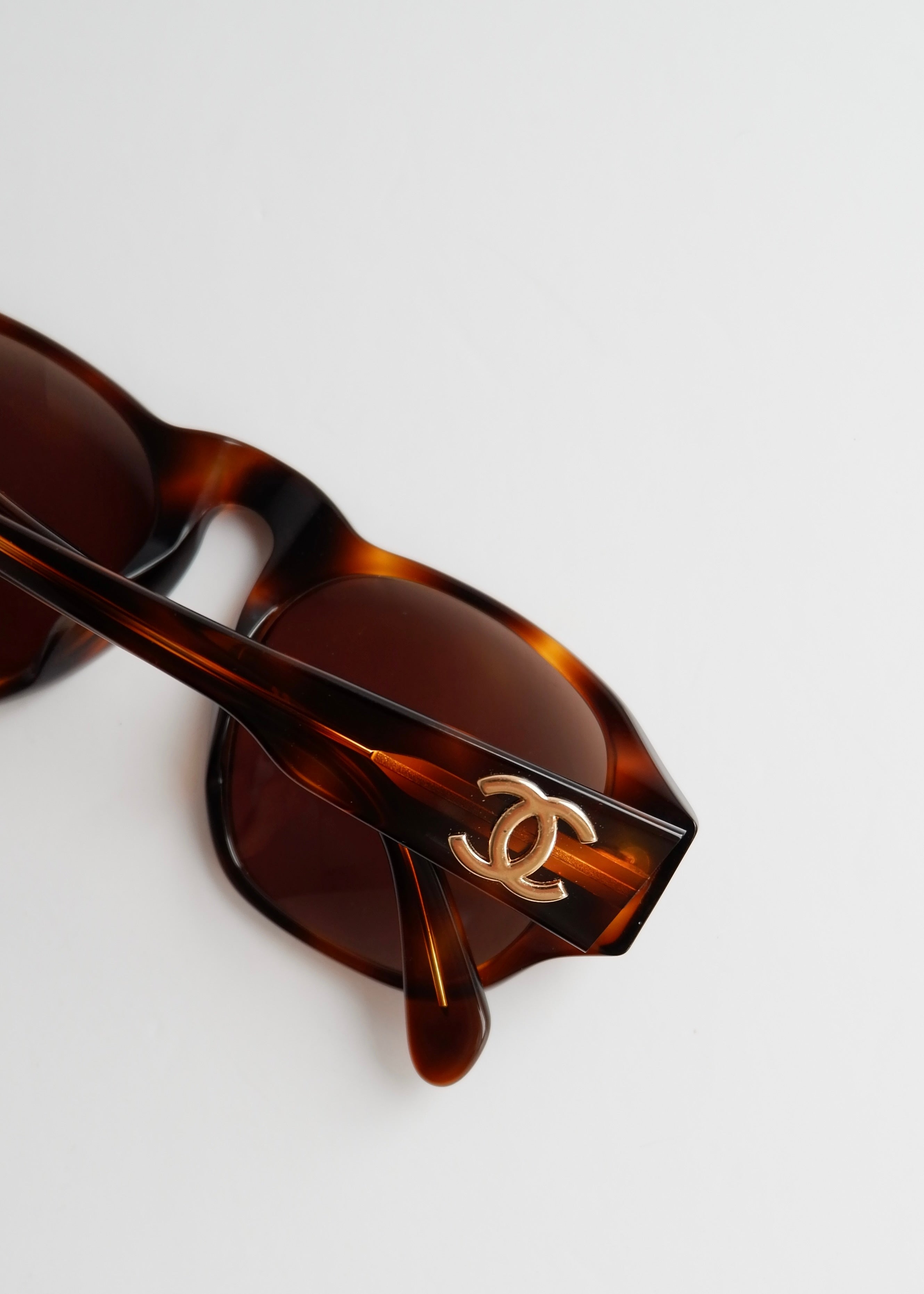 Preowned Chanel	Brown Tortoise CC Logo Sunglasses