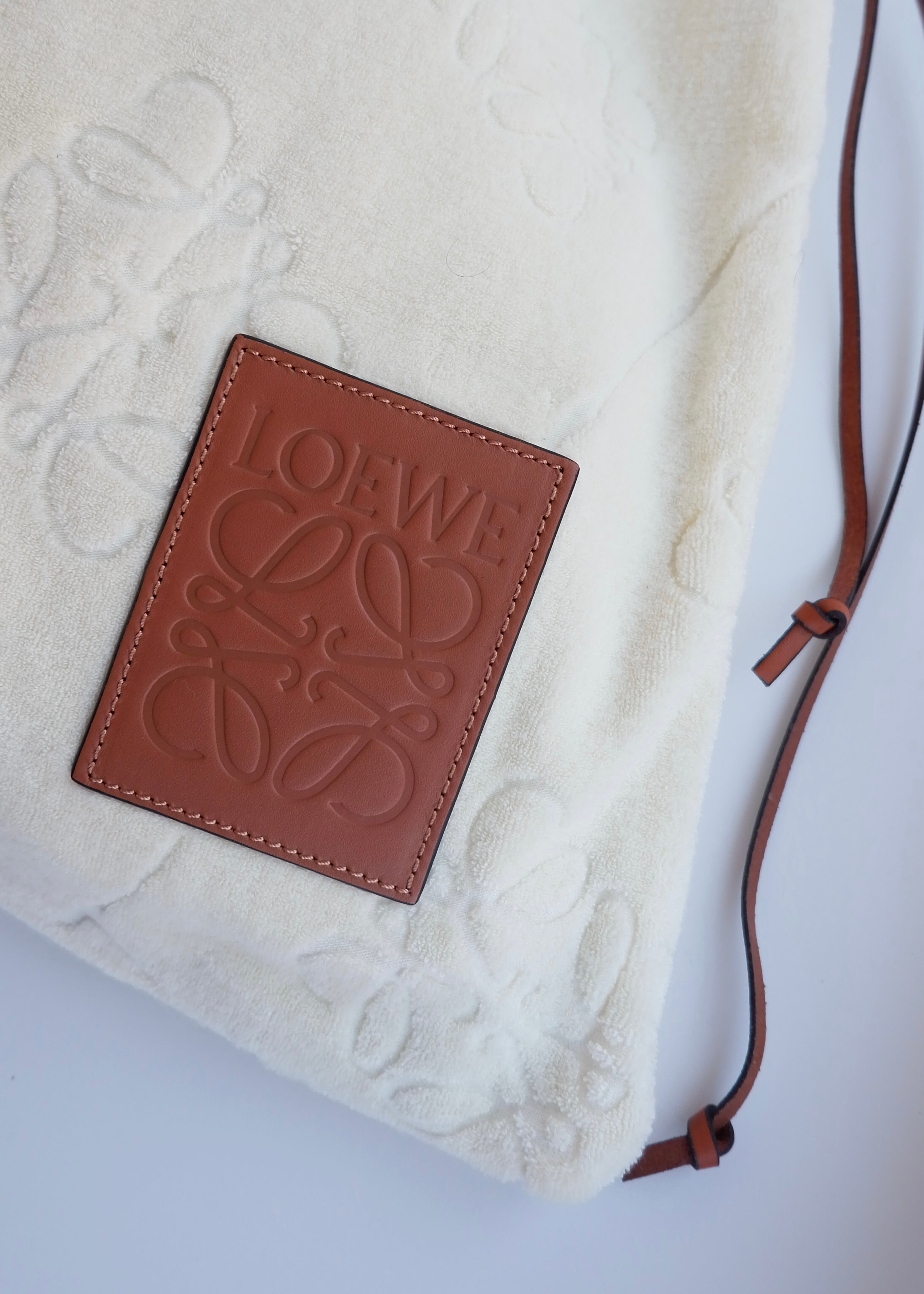 Pochette Loewe x Paula's Ibiza en tissu éponge crème, authentique et d'occasion