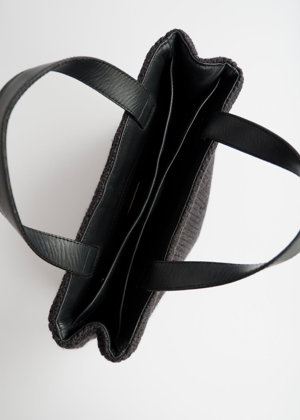 Authentique sac à main Prada en tricot et cuir noir d'occasion