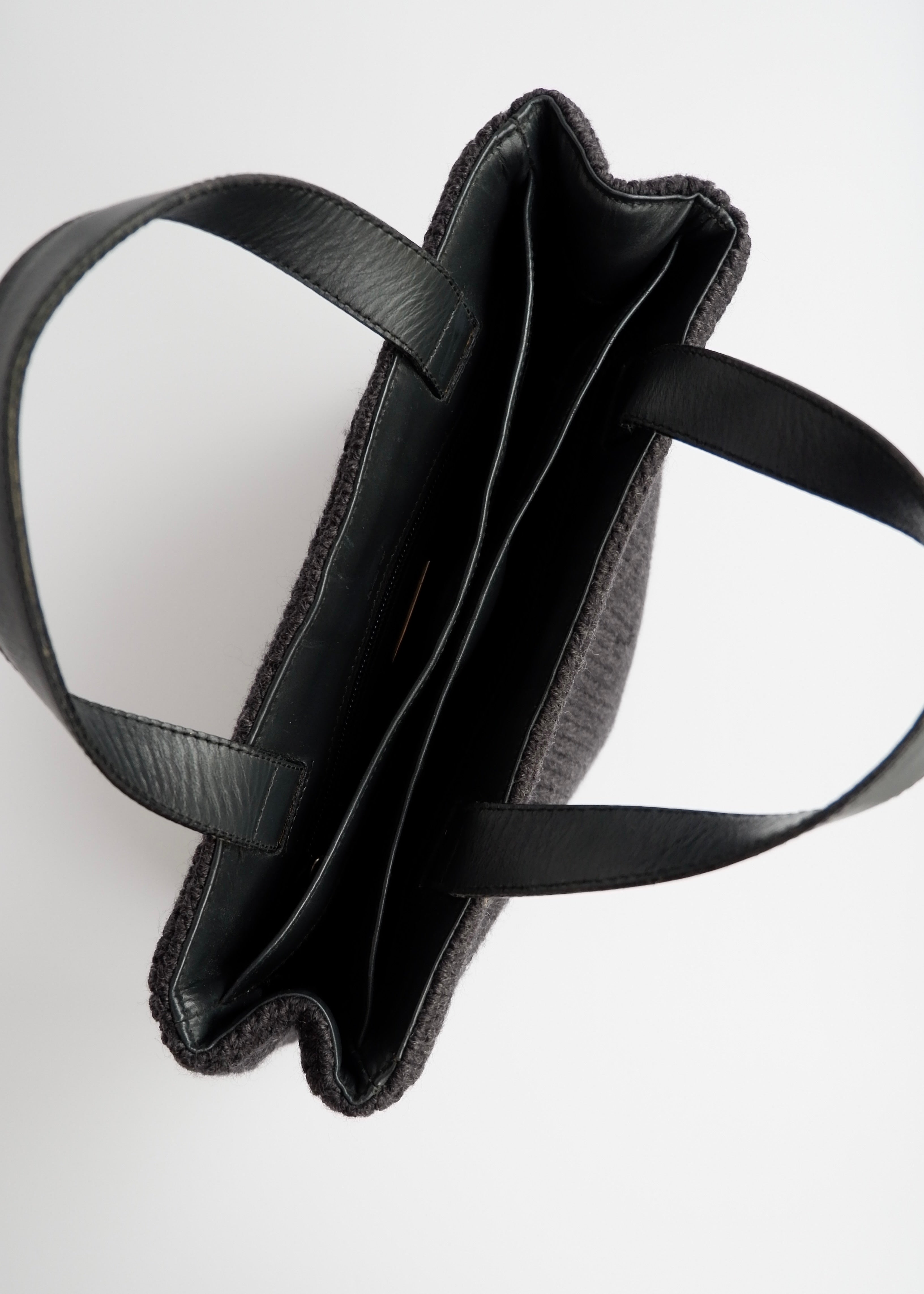 Authentique sac à main Prada en tricot et cuir noir d'occasion