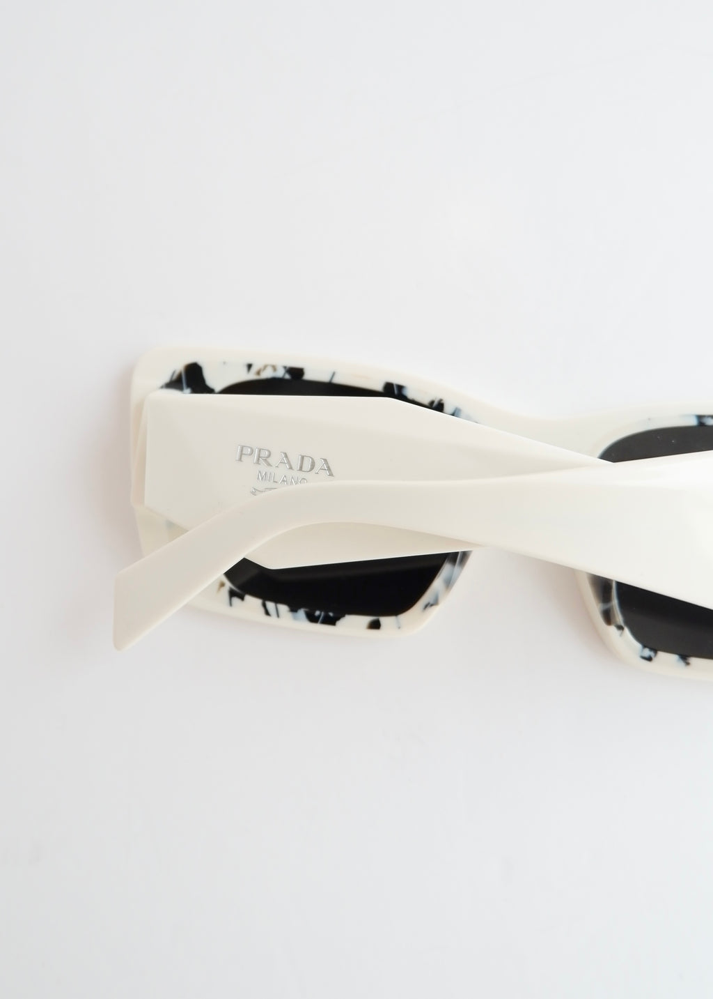 Authentiques lunettes de soleil œil-de-chat Prada blanches d'occasion