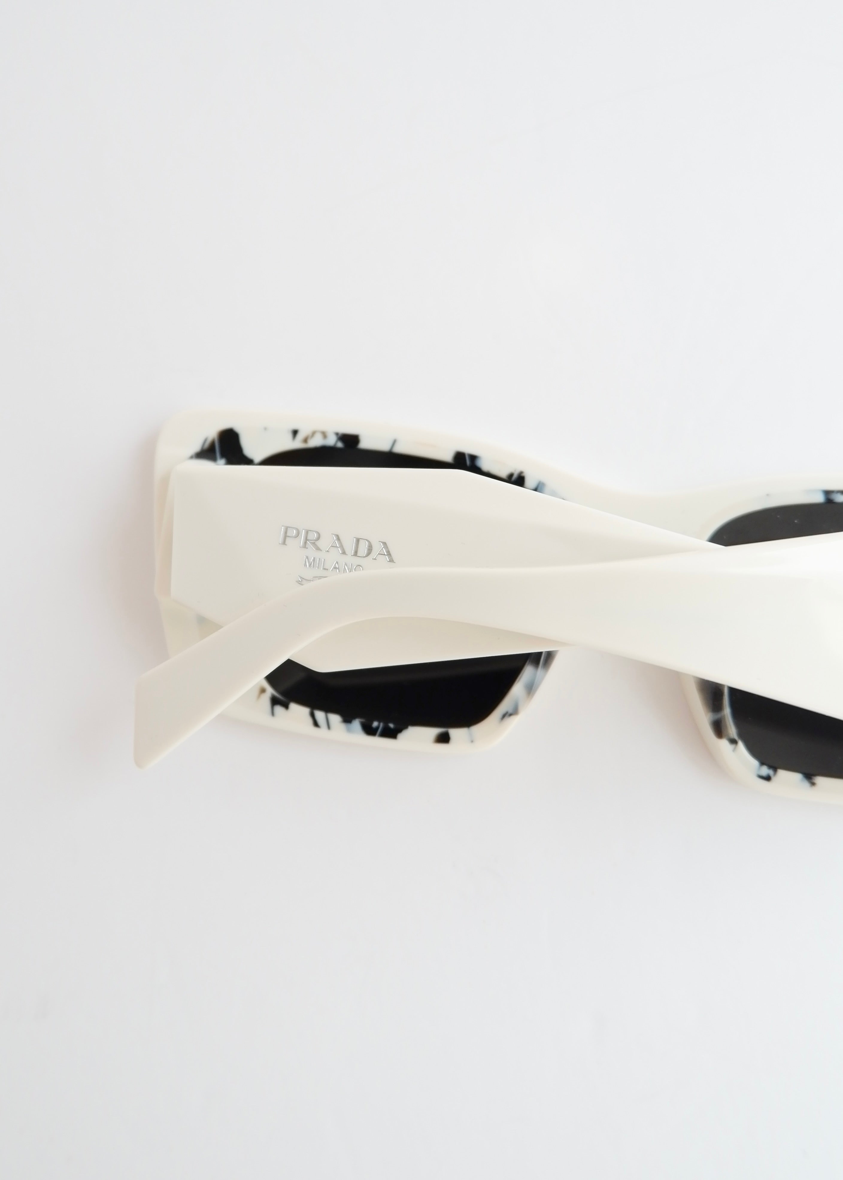 Authentiques lunettes de soleil œil-de-chat Prada blanches d'occasion